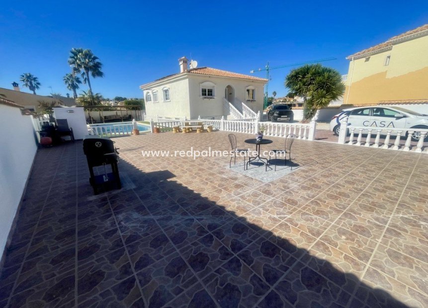Resale - Villa -
Urb. La Marina - Inland