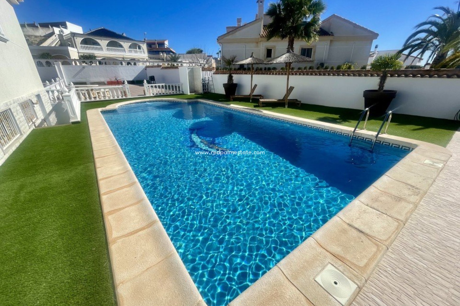 Resale - Villa -
Urb. La Marina - Inland