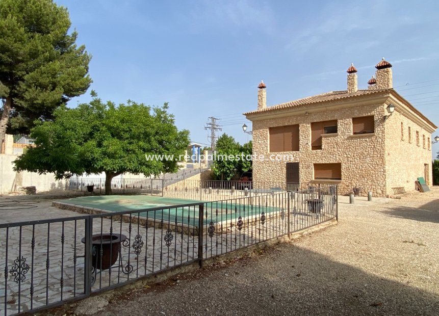 Resale - Villa -
Villena