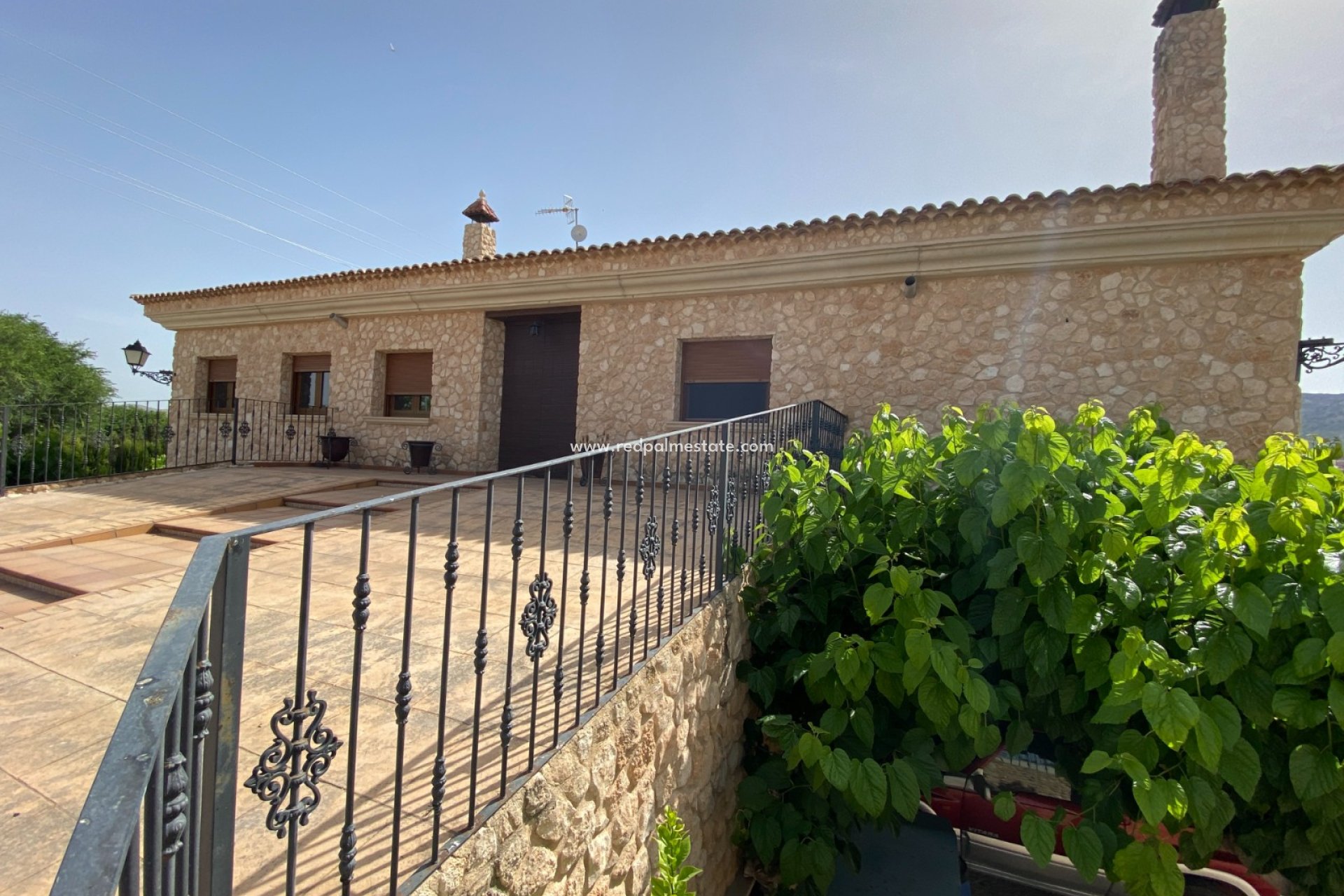 Resale - Villa -
Villena