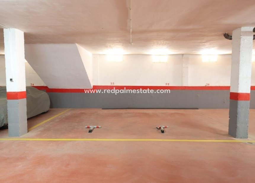 Reventa - Aparcamiento -
Orihuela Costa