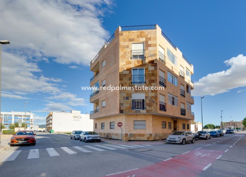 Reventa - Apartamento -
Almoradí - Parque De La U