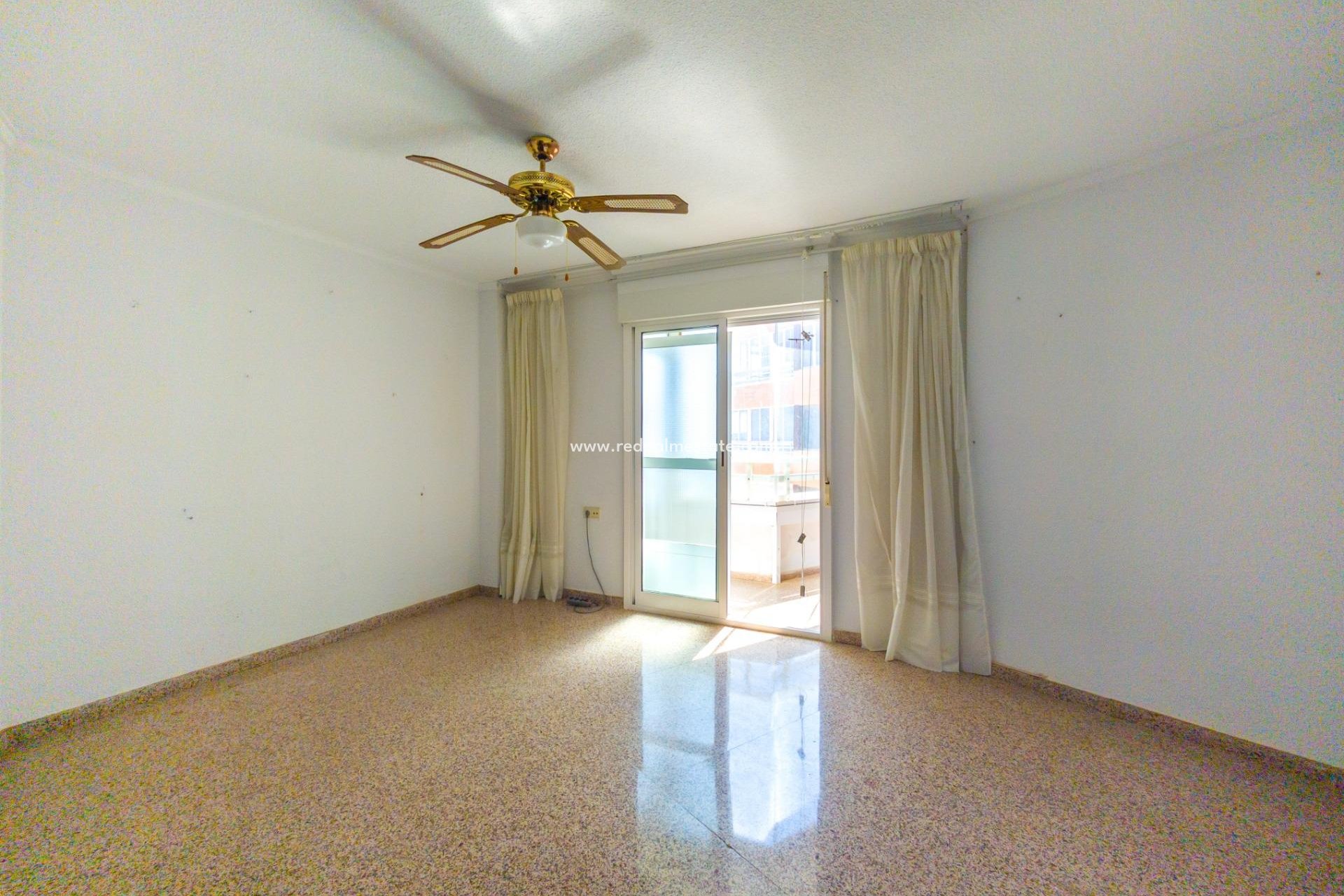 Reventa - Apartamento -
Torrevieja - La Mata