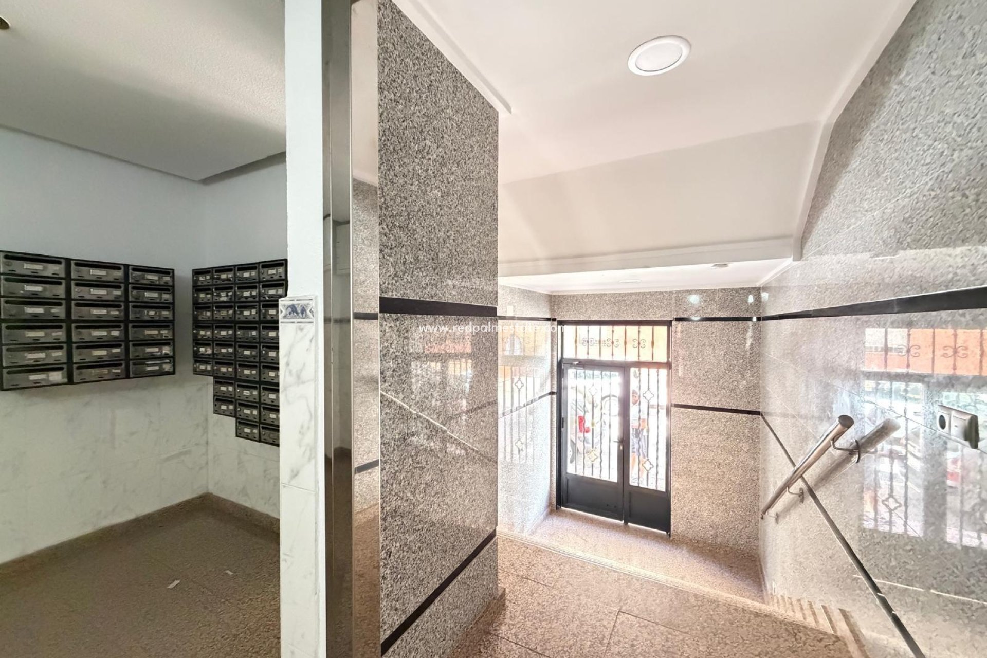 Reventa - Apartamento -
Torrevieja - Las Piscinas Naturales