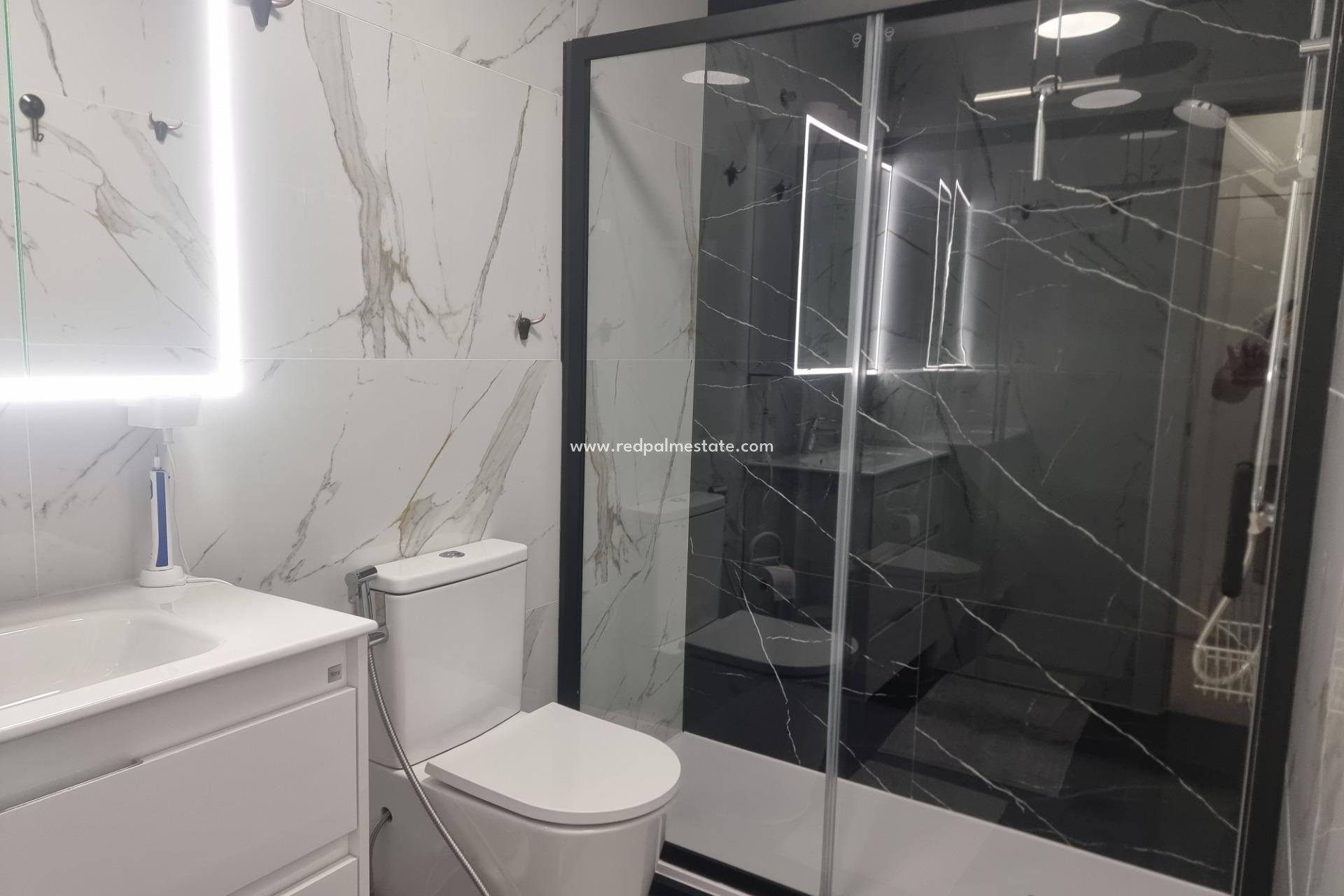 Reventa - Apartamento -
Torrevieja - Playa de los Locos