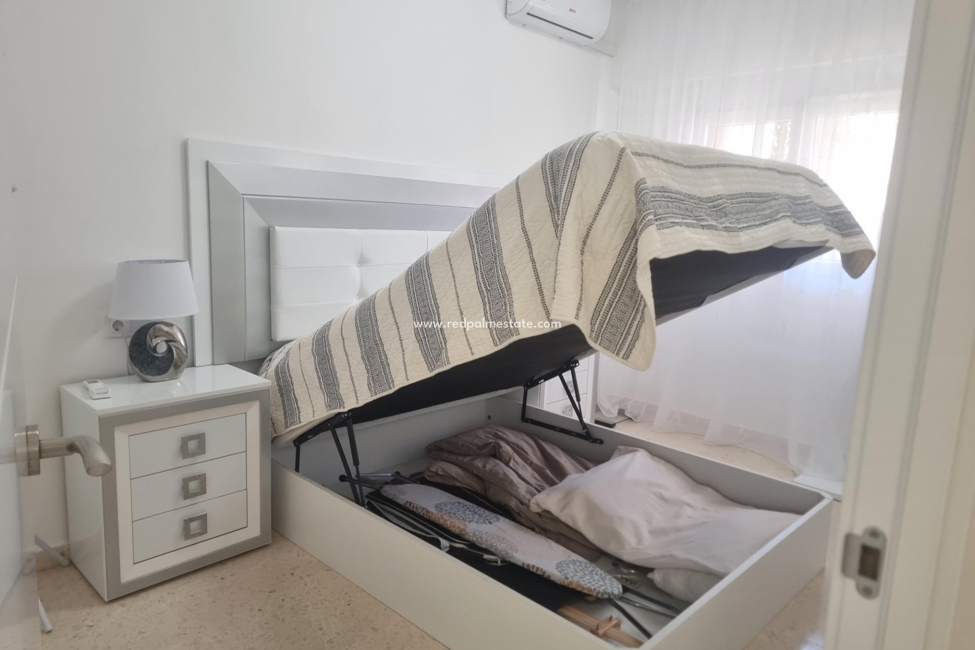 Reventa - Apartamento -
Torrevieja - Playa de los Locos