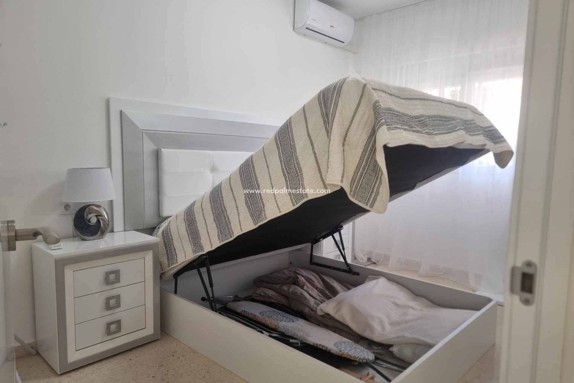Reventa - Apartamento -
Torrevieja - Playa de los Locos