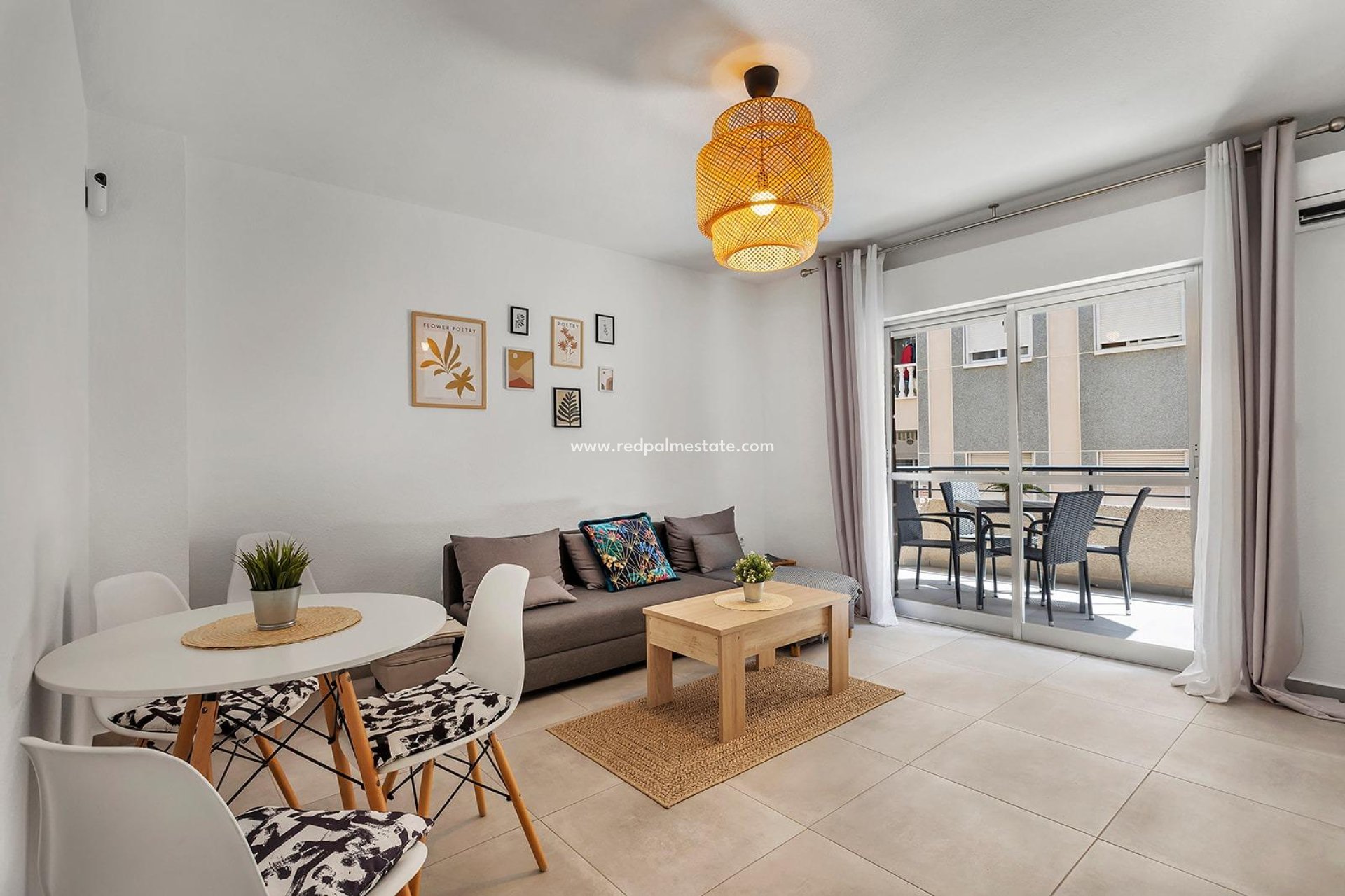Reventa - Apartamento -
Torrevieja - Playa de los Locos