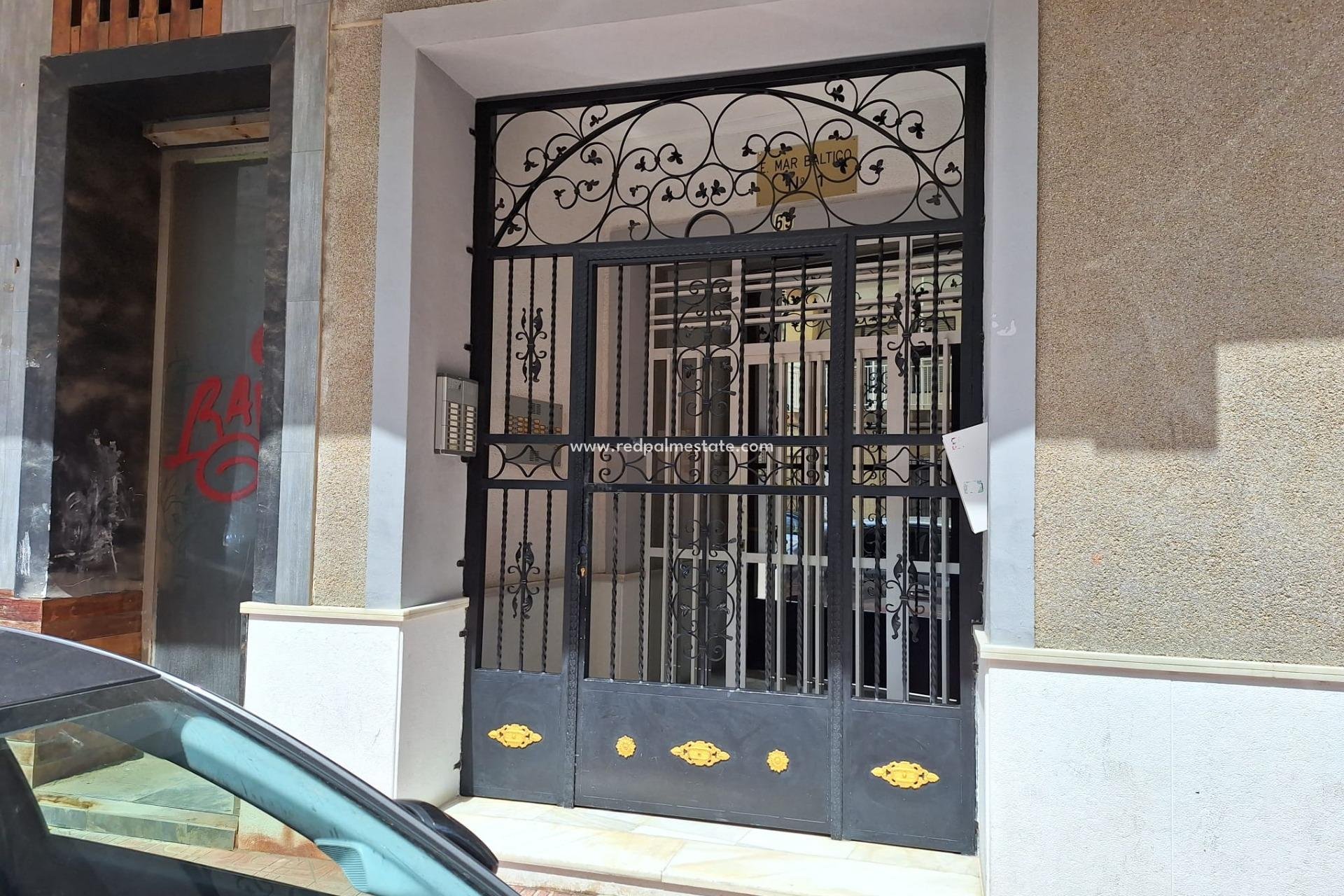 Reventa - Apartamento -
Torrevieja - Playa de los Locos