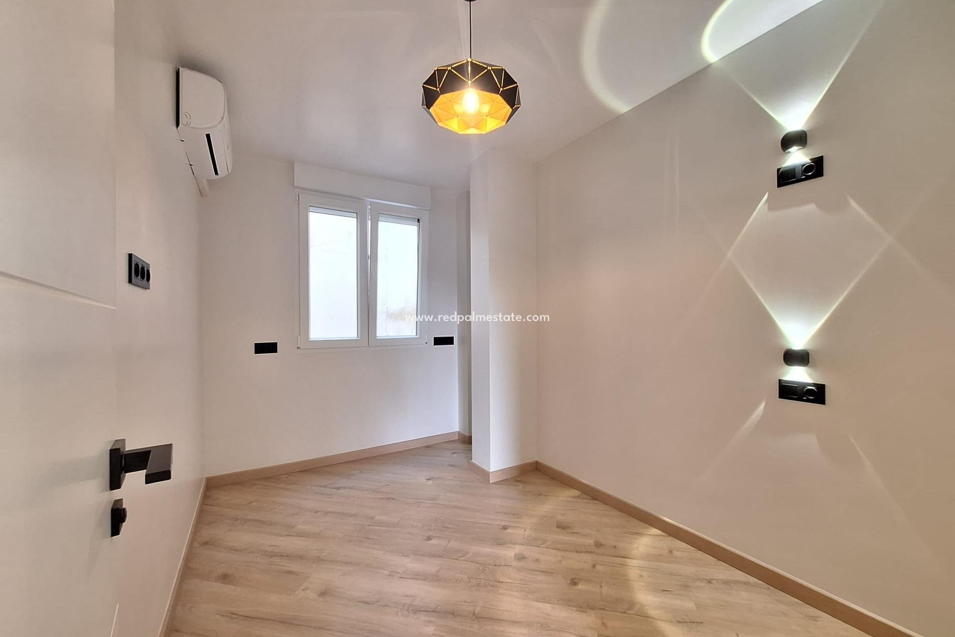 Reventa - Apartamento -
Torrevieja - Playa de los Locos