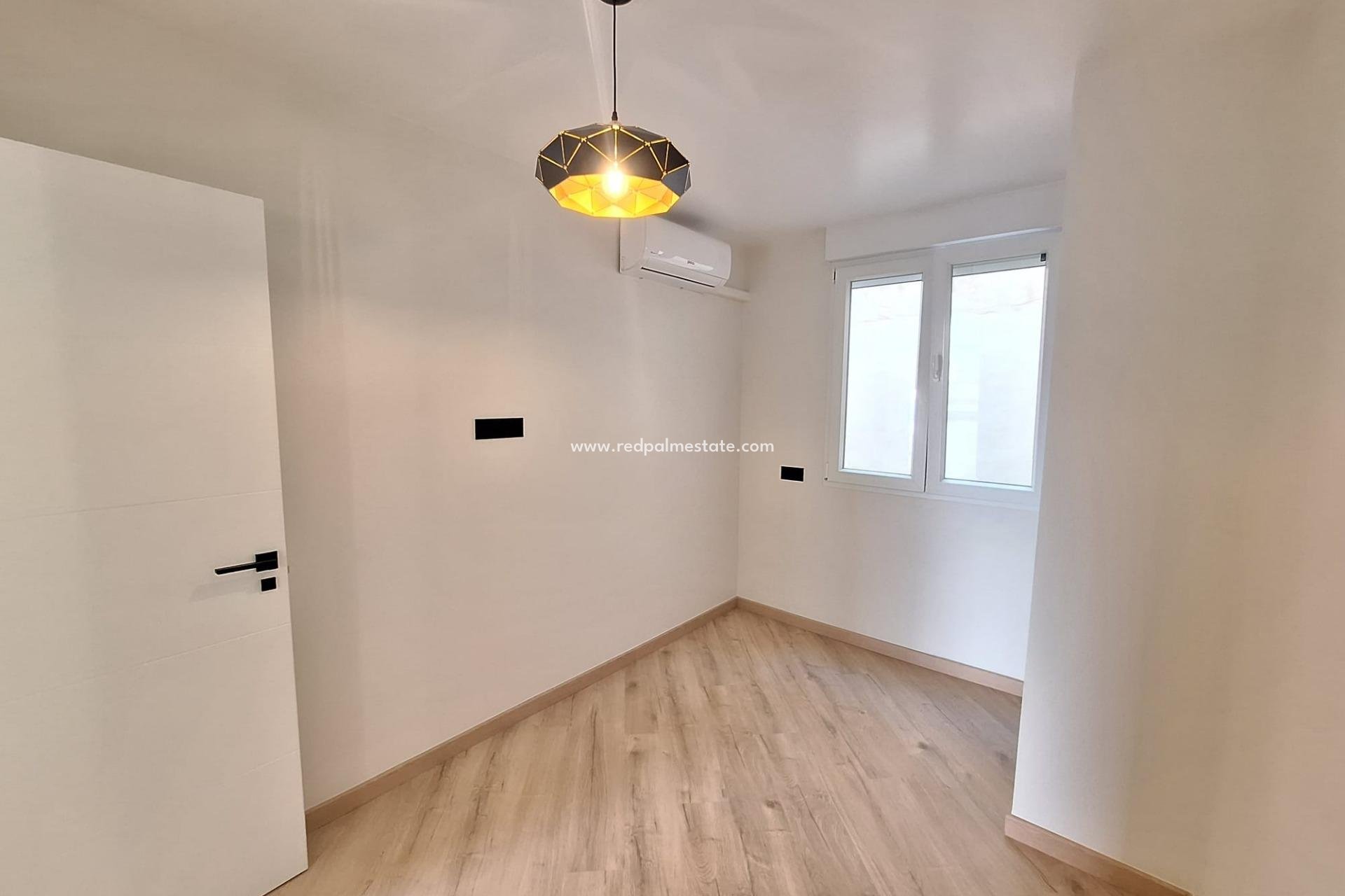 Reventa - Apartamento -
Torrevieja - Playa de los Locos