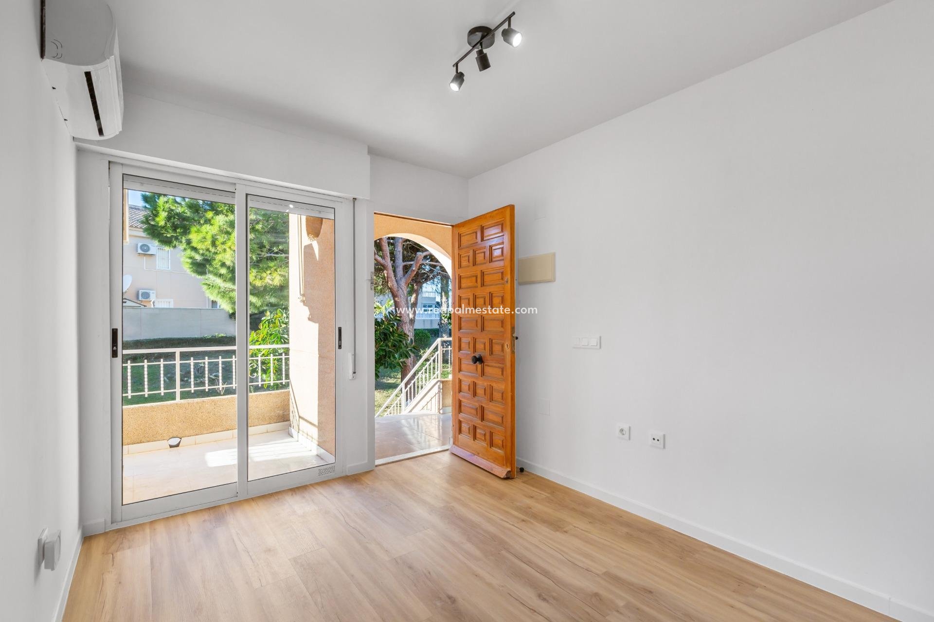 Reventa - Apartamento -
Torrevieja - Torreblanca