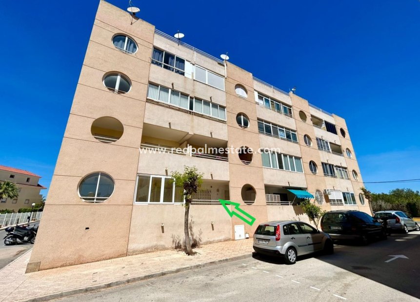 Reventa - Apartamento -
Torrevieja - Urbanización San Luis