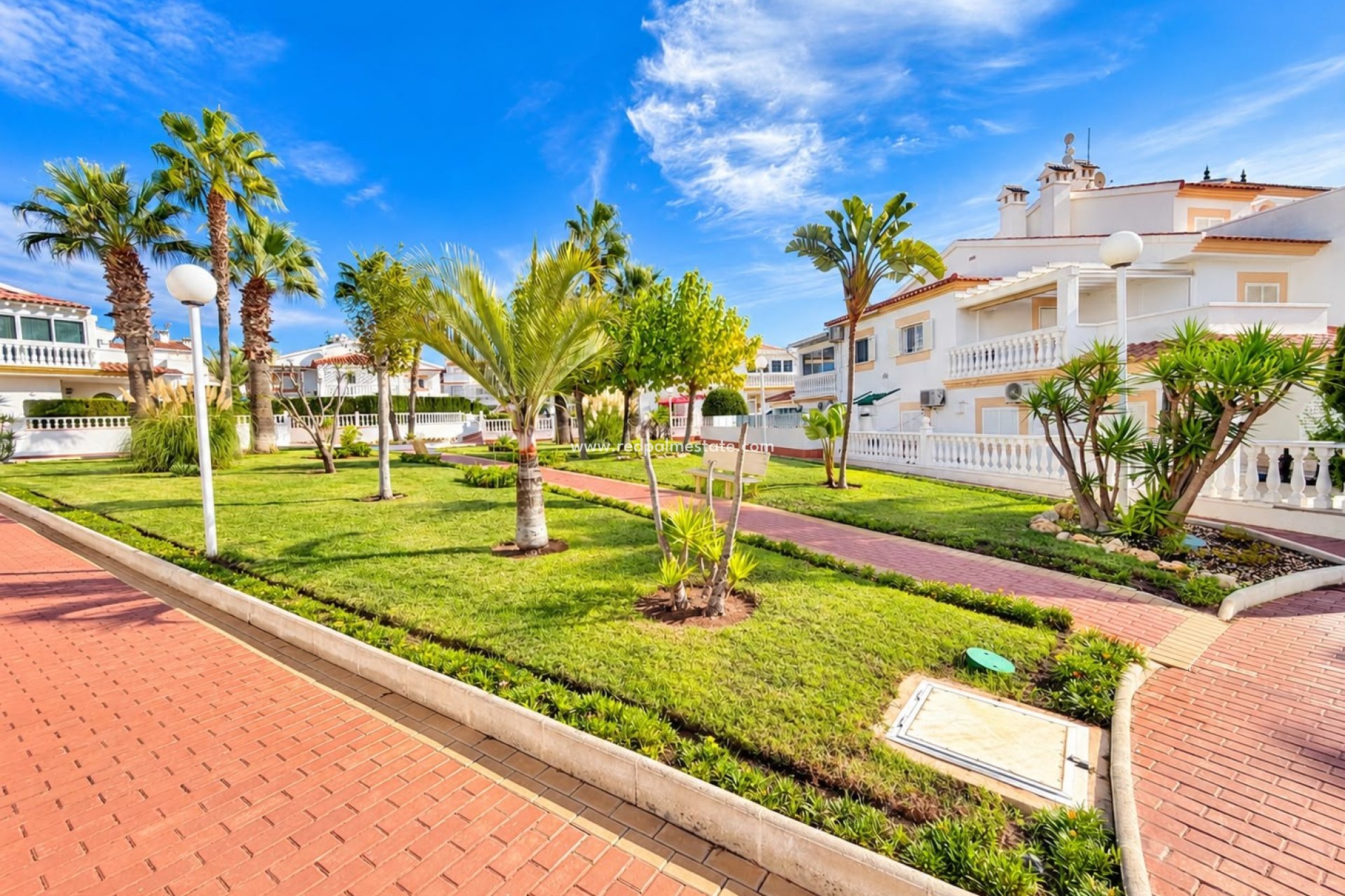 Reventa - Casa Adosada -
Alicante