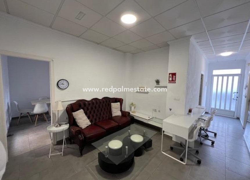 Reventa - Casa Adosada -
Dolores