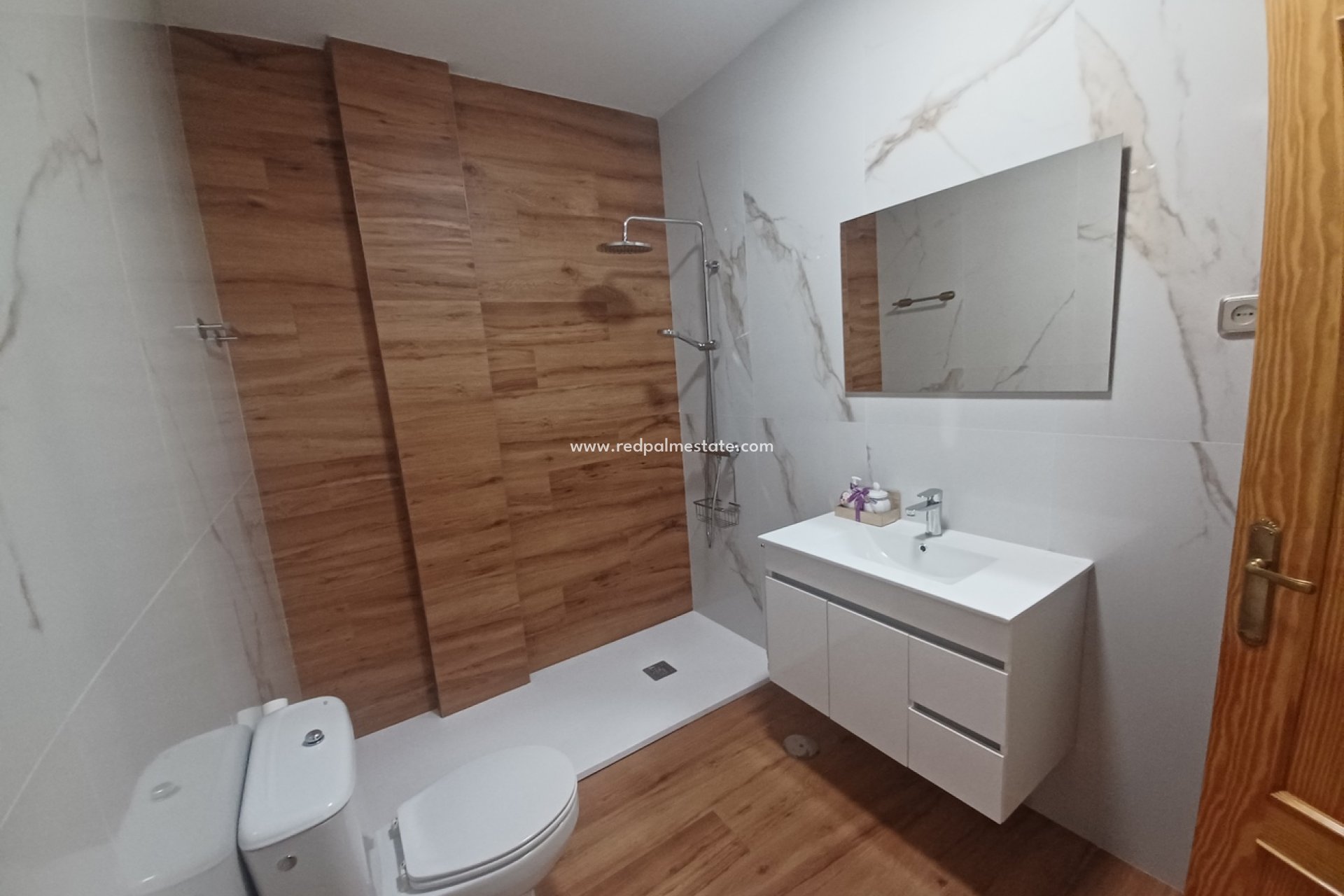 Reventa - Casa Adosada -
ROLDAN - Inland