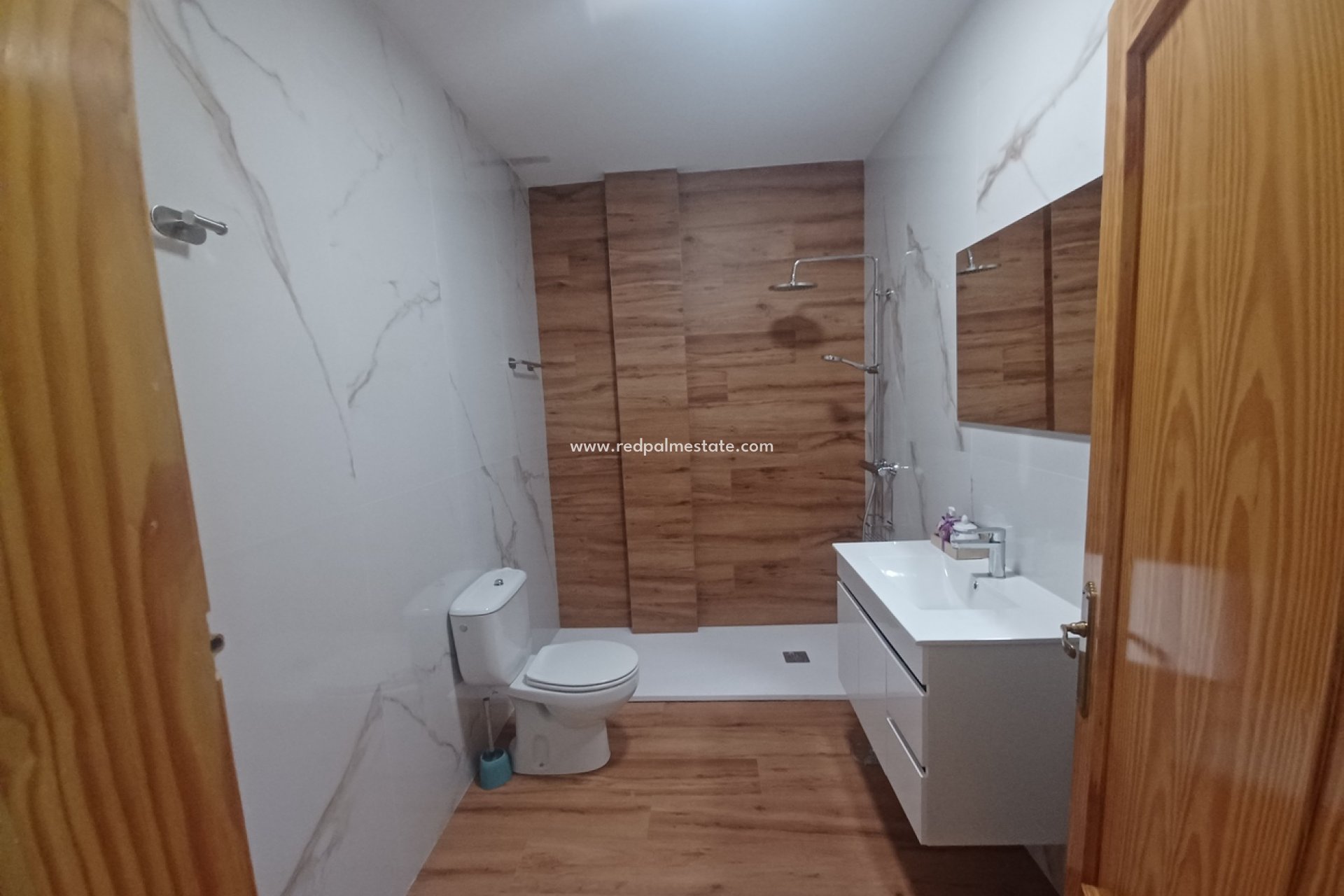 Reventa - Casa Adosada -
ROLDAN - Inland