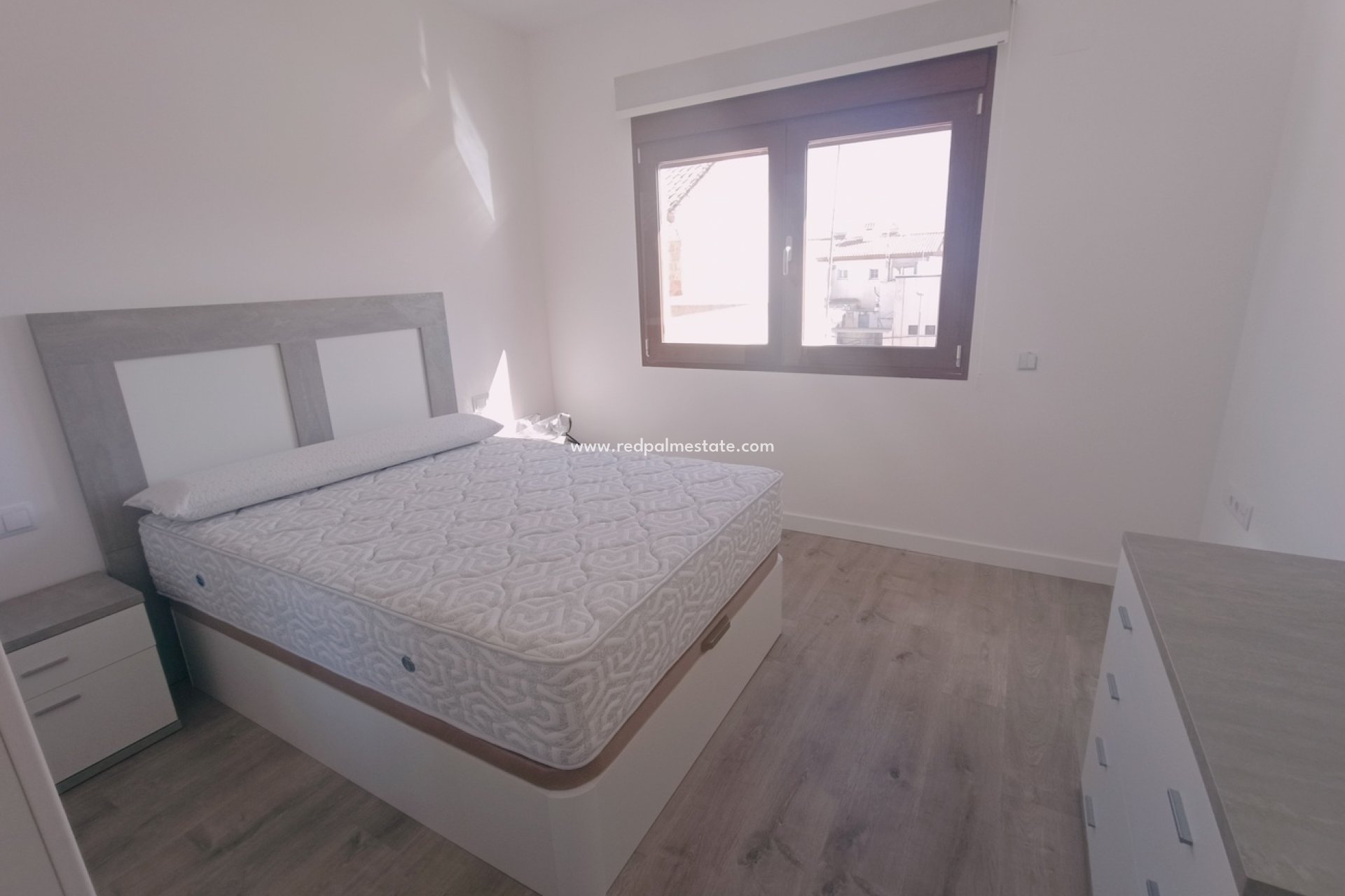 Reventa - Casa Adosada -
ROLDAN - Inland