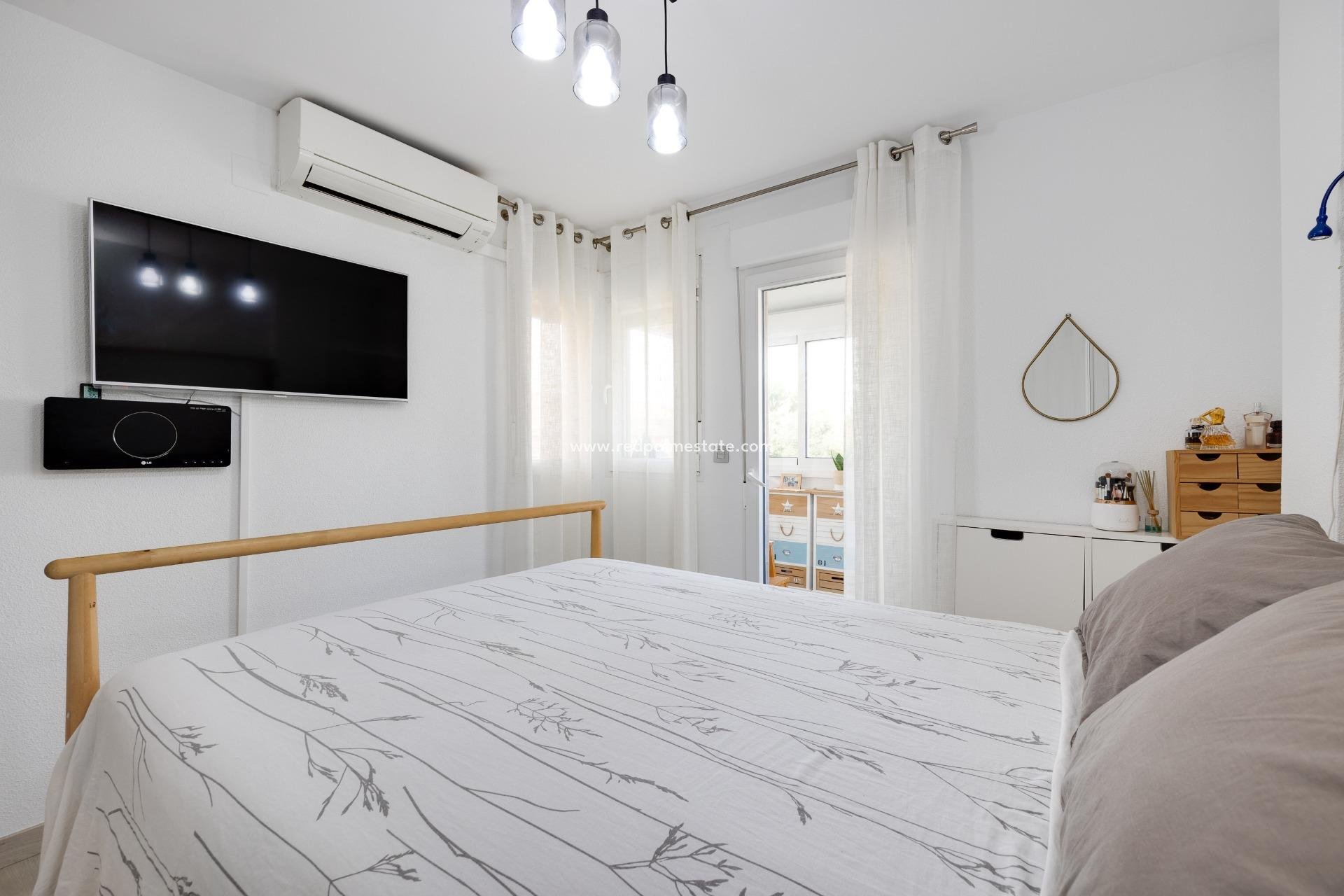 Reventa - Casa Adosada -
Torrevieja - Aguas Nueva