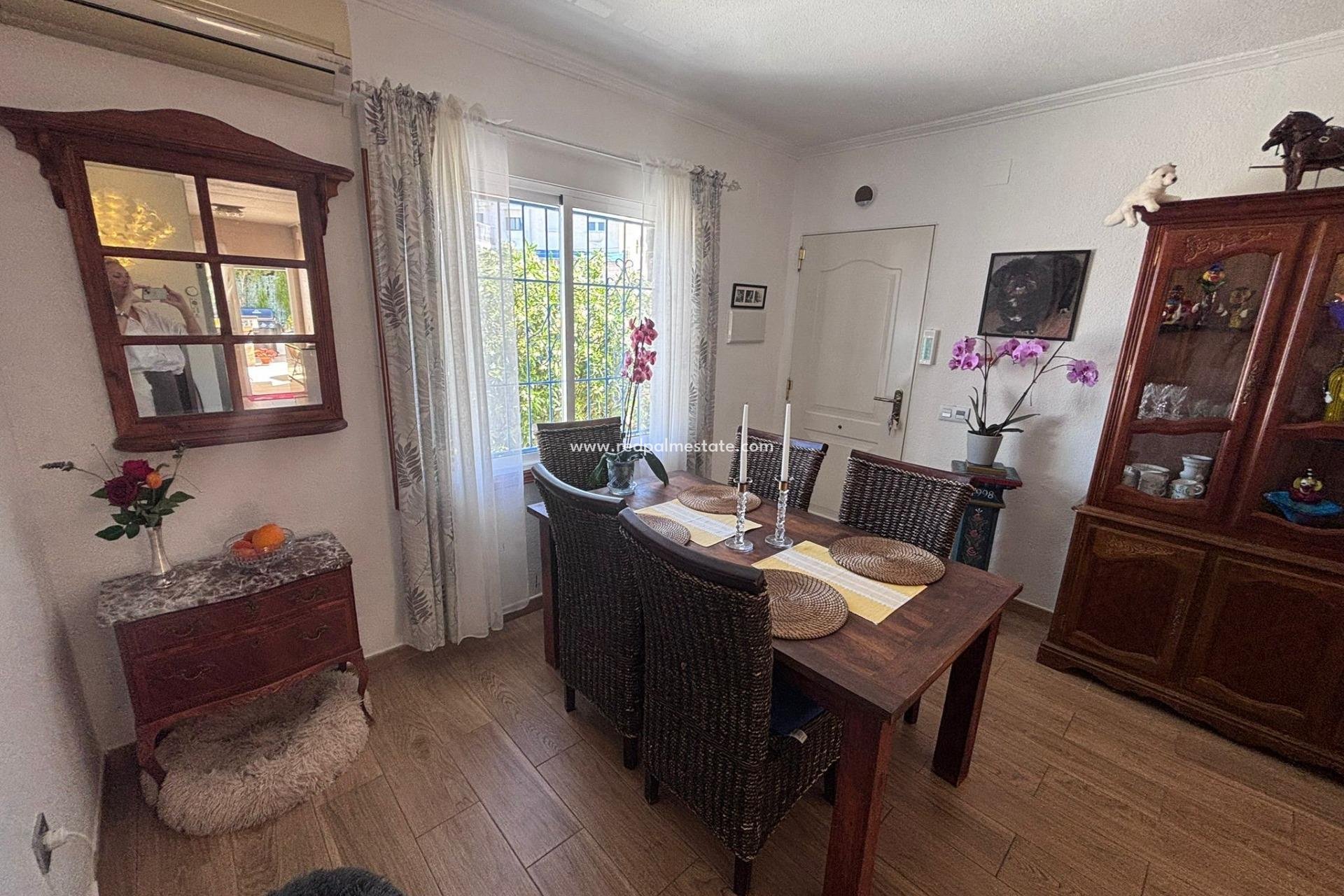 Reventa - Casa Adosada -
Torrevieja - Los balcones