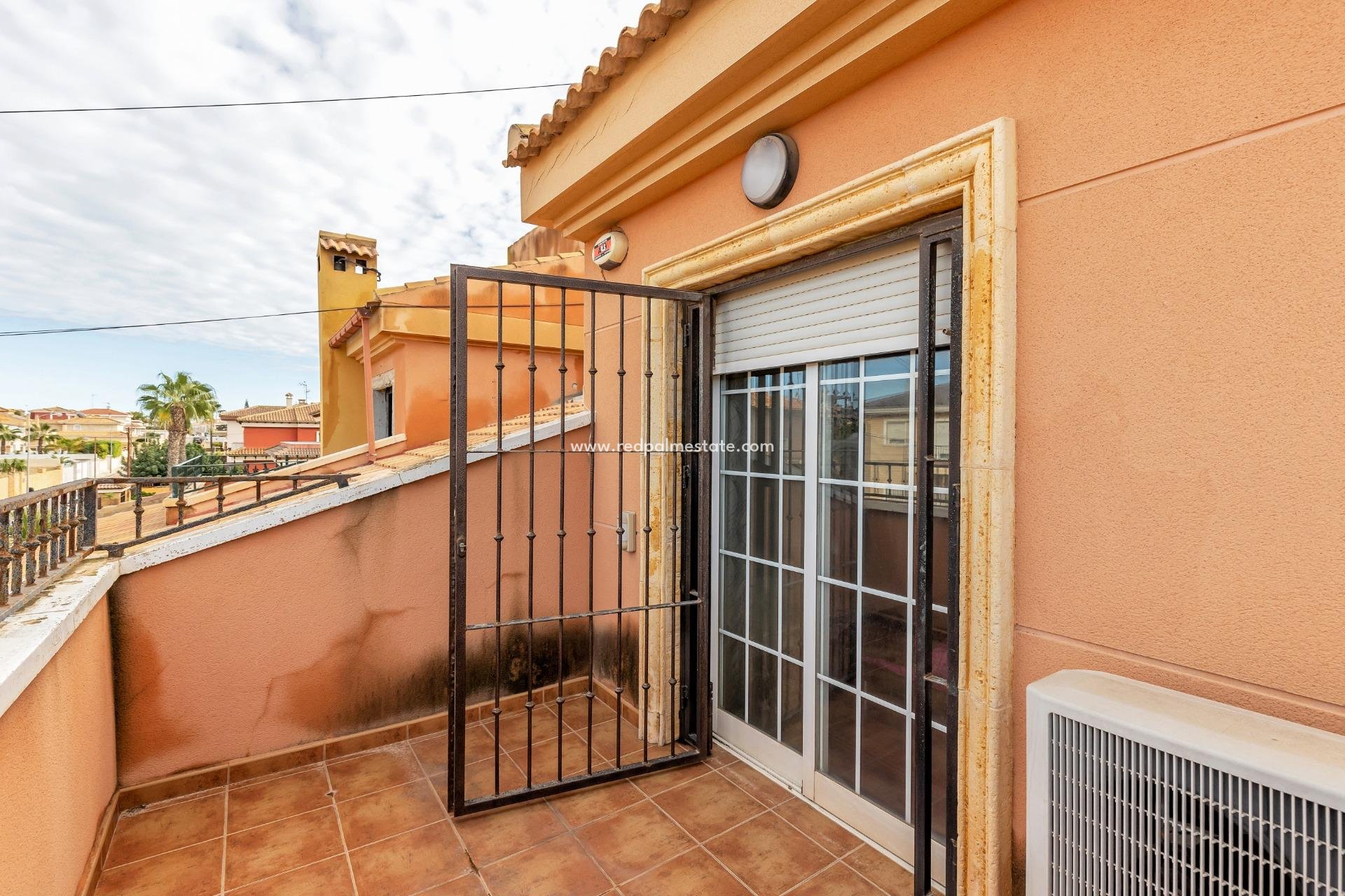 Reventa - Casa de Pueblo -
Torrevieja - Aguas Nueva