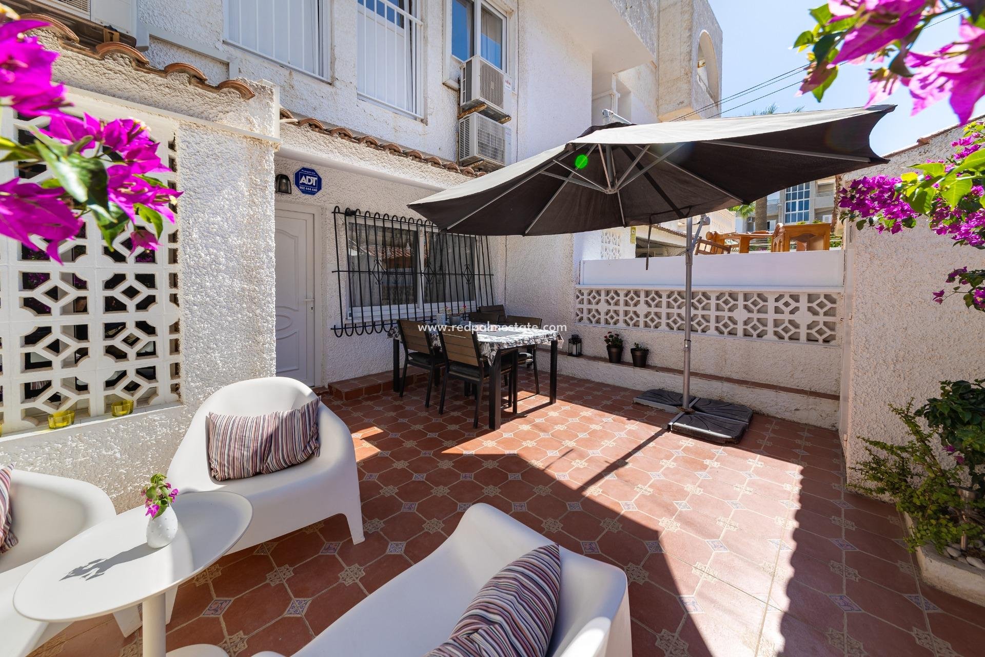 Reventa - Casa de Pueblo -
Torrevieja - Calas blanca