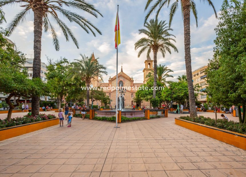 Reventa - Garaje -
Torrevieja - Los Frutales