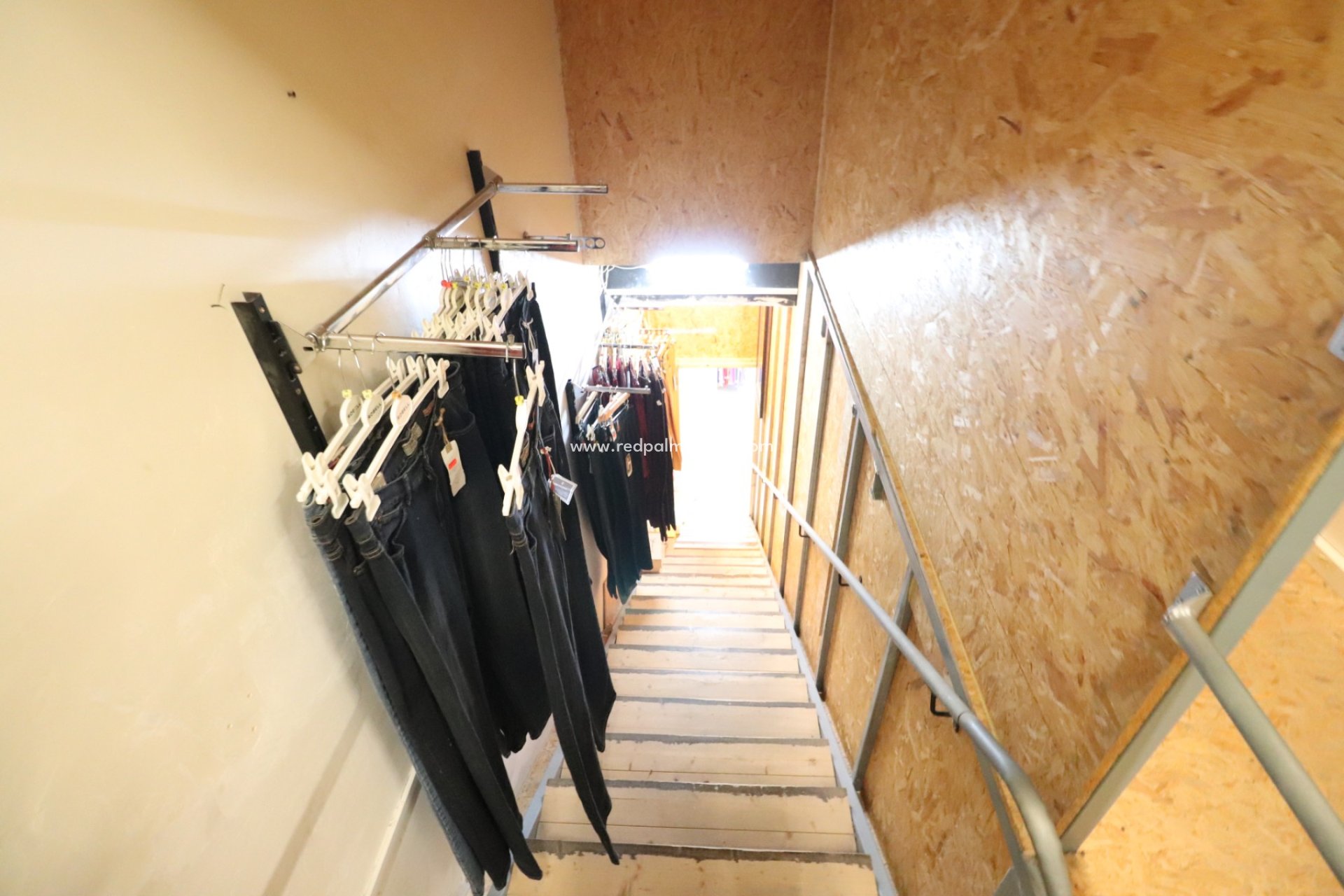 Reventa - Negocio -
Algorfa