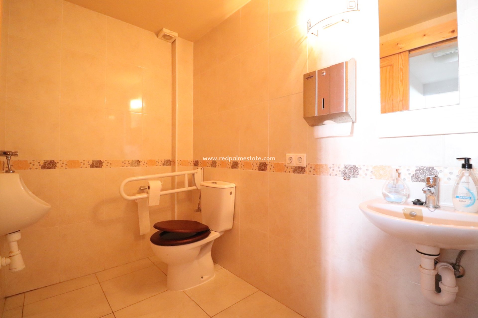 Reventa - Negocio -
Algorfa