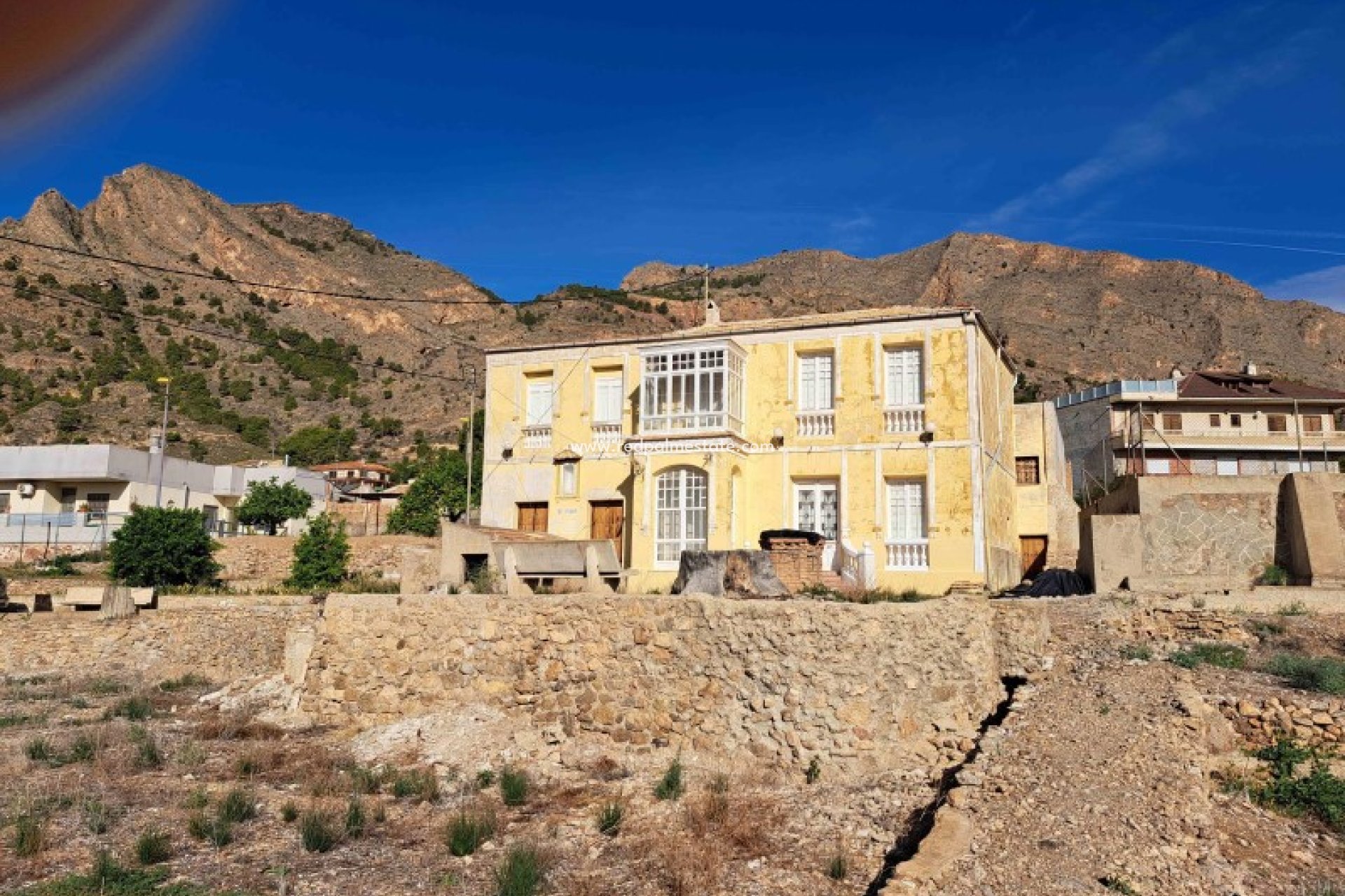 Reventa - Trama -
Orihuela Costa - Inland