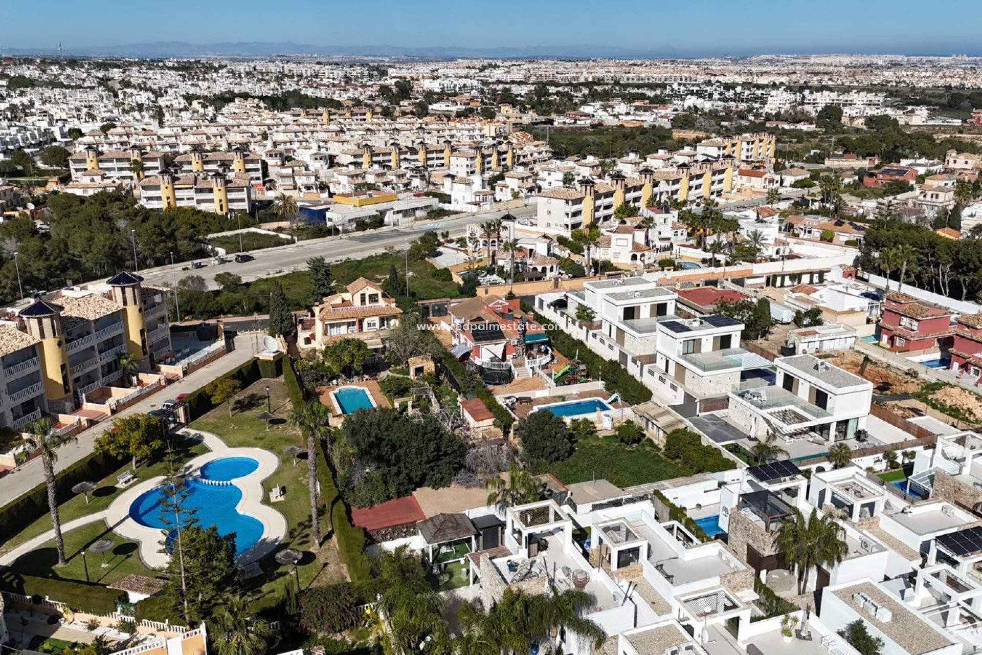 Reventa - Trama -
Orihuela Costa - Lomas de Cabo Roig