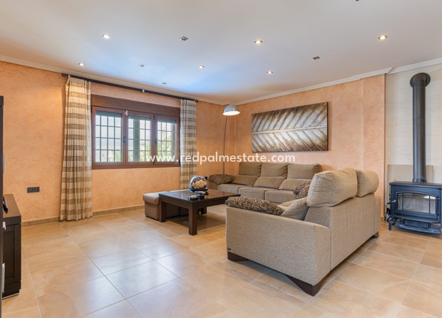 Reventa - Villa -
Montesinos - La Herada