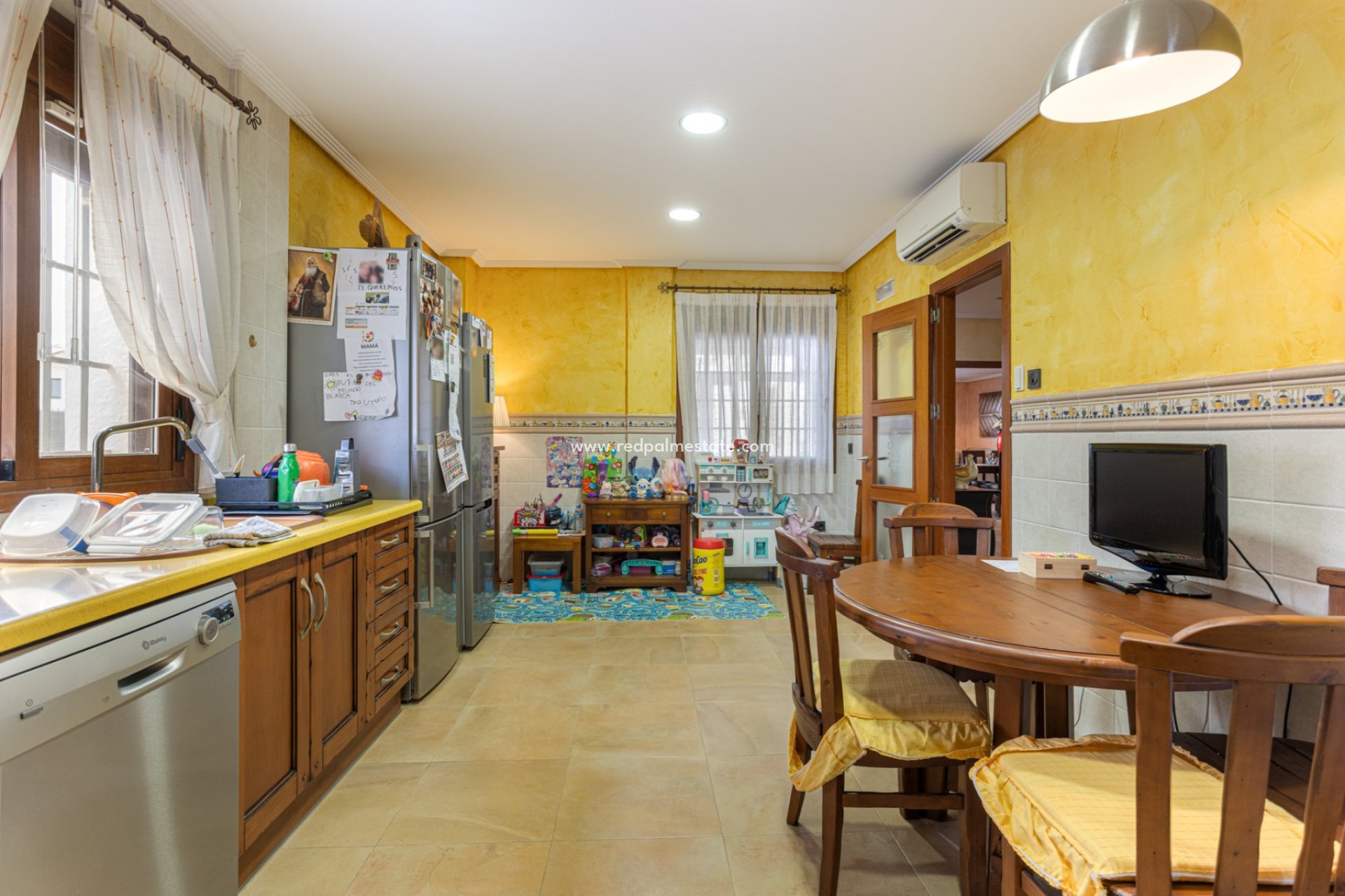 Reventa - Villa -
Montesinos - La Herada