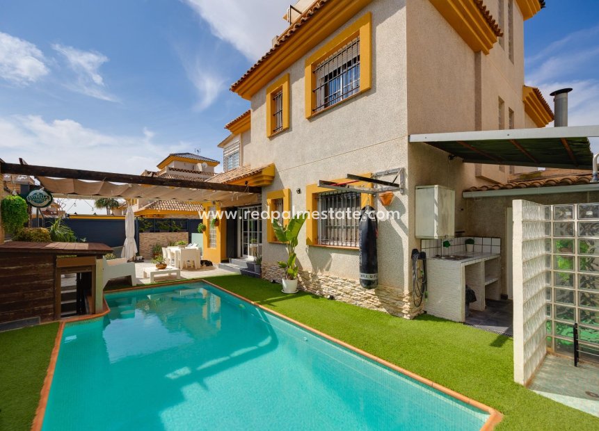 Reventa - Villa -
Montesinos - La Herada