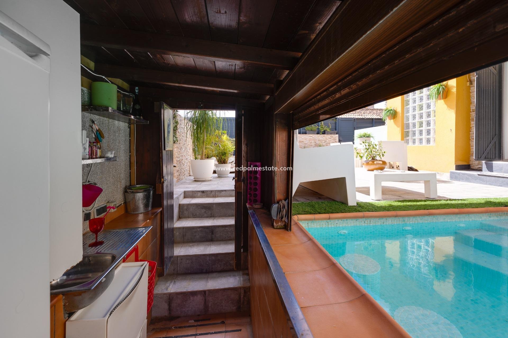 Reventa - Villa -
Montesinos - La Herada