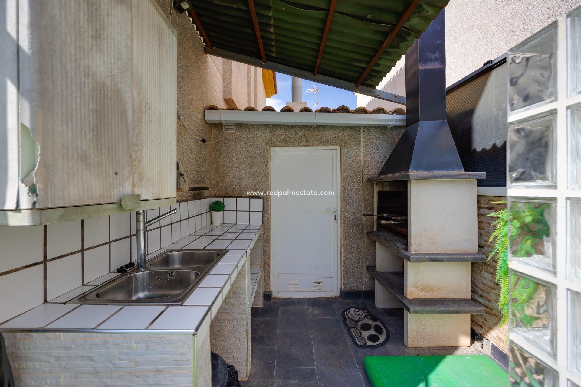 Reventa - Villa -
Montesinos - La Herada