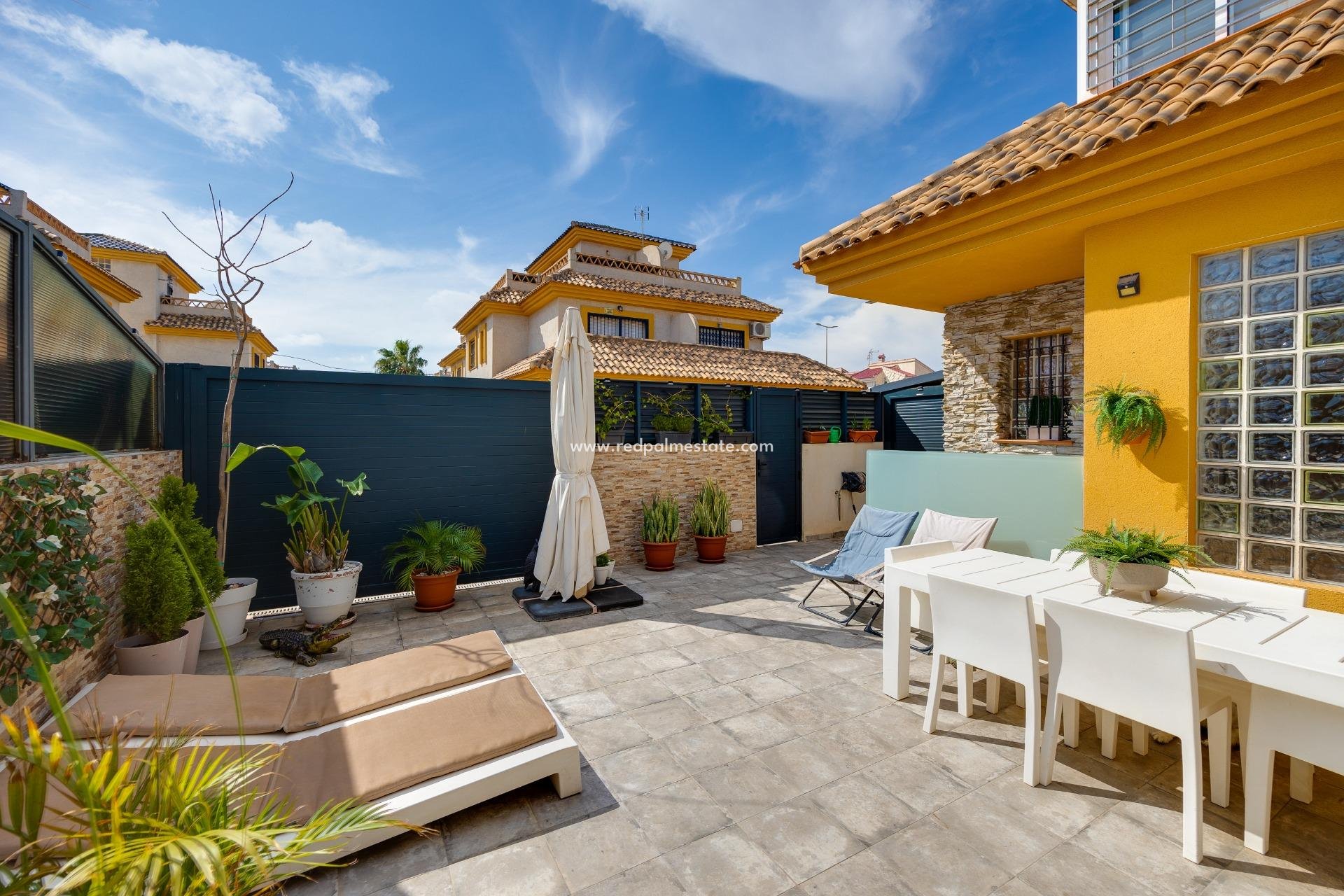 Reventa - Villa -
Montesinos - La Herada