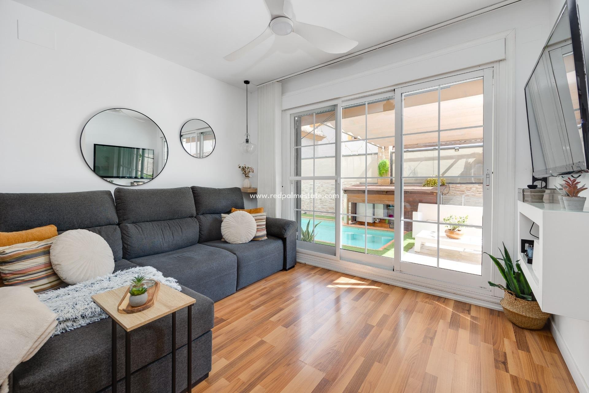 Reventa - Villa -
Montesinos - La Herada