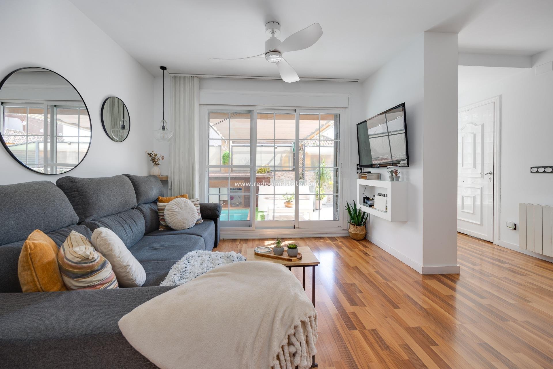 Reventa - Villa -
Montesinos - La Herada