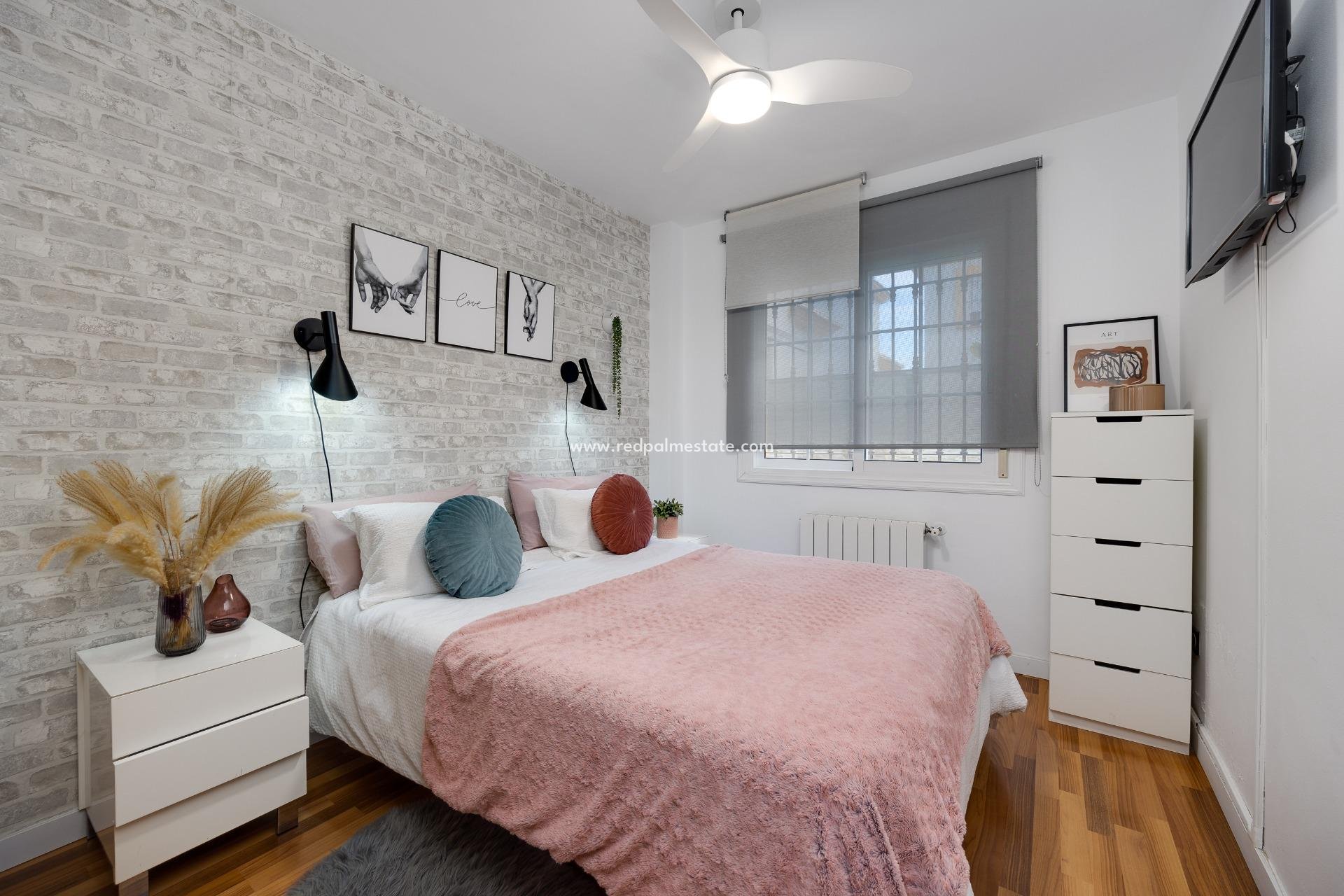 Reventa - Villa -
Montesinos - La Herada