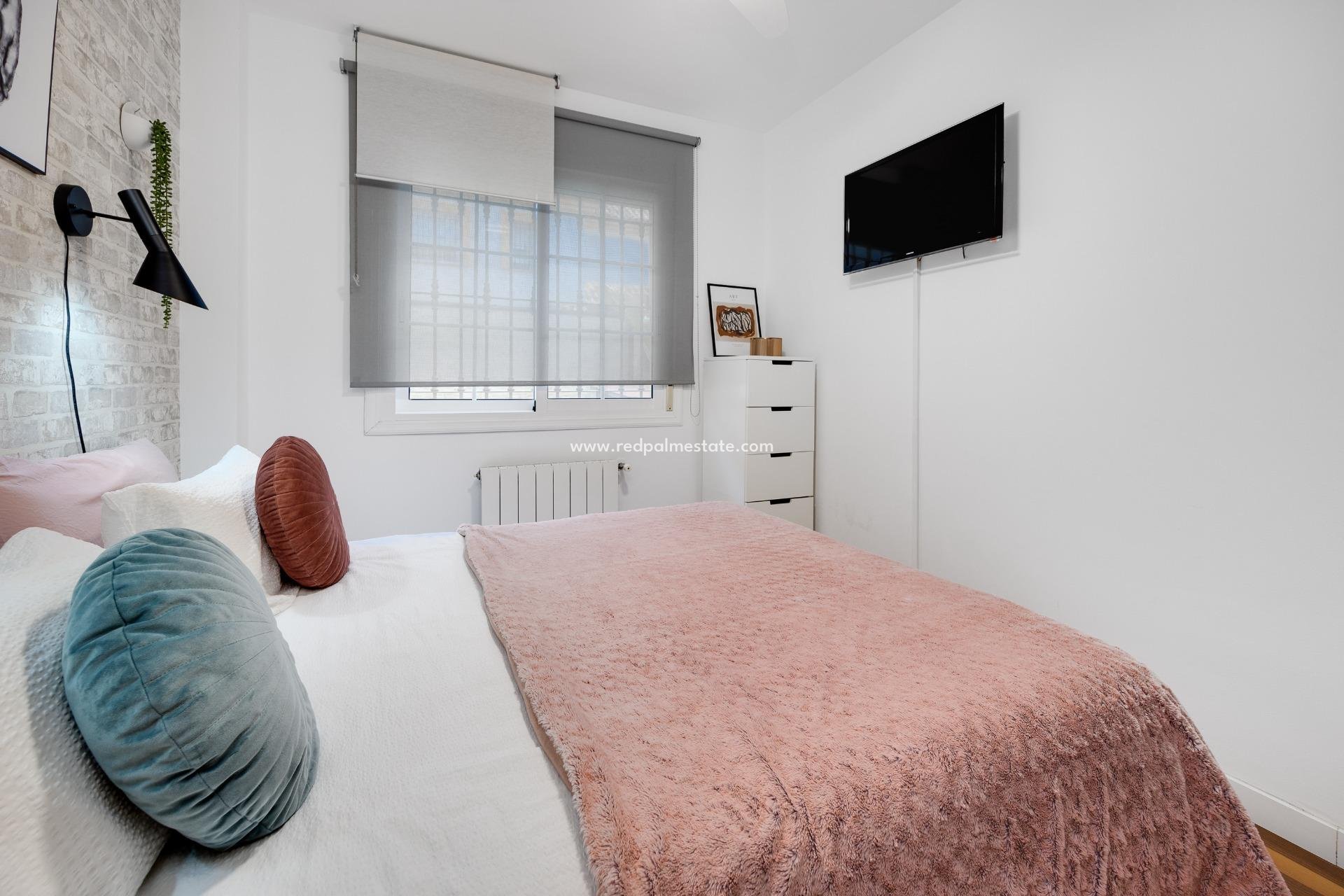 Reventa - Villa -
Montesinos - La Herada