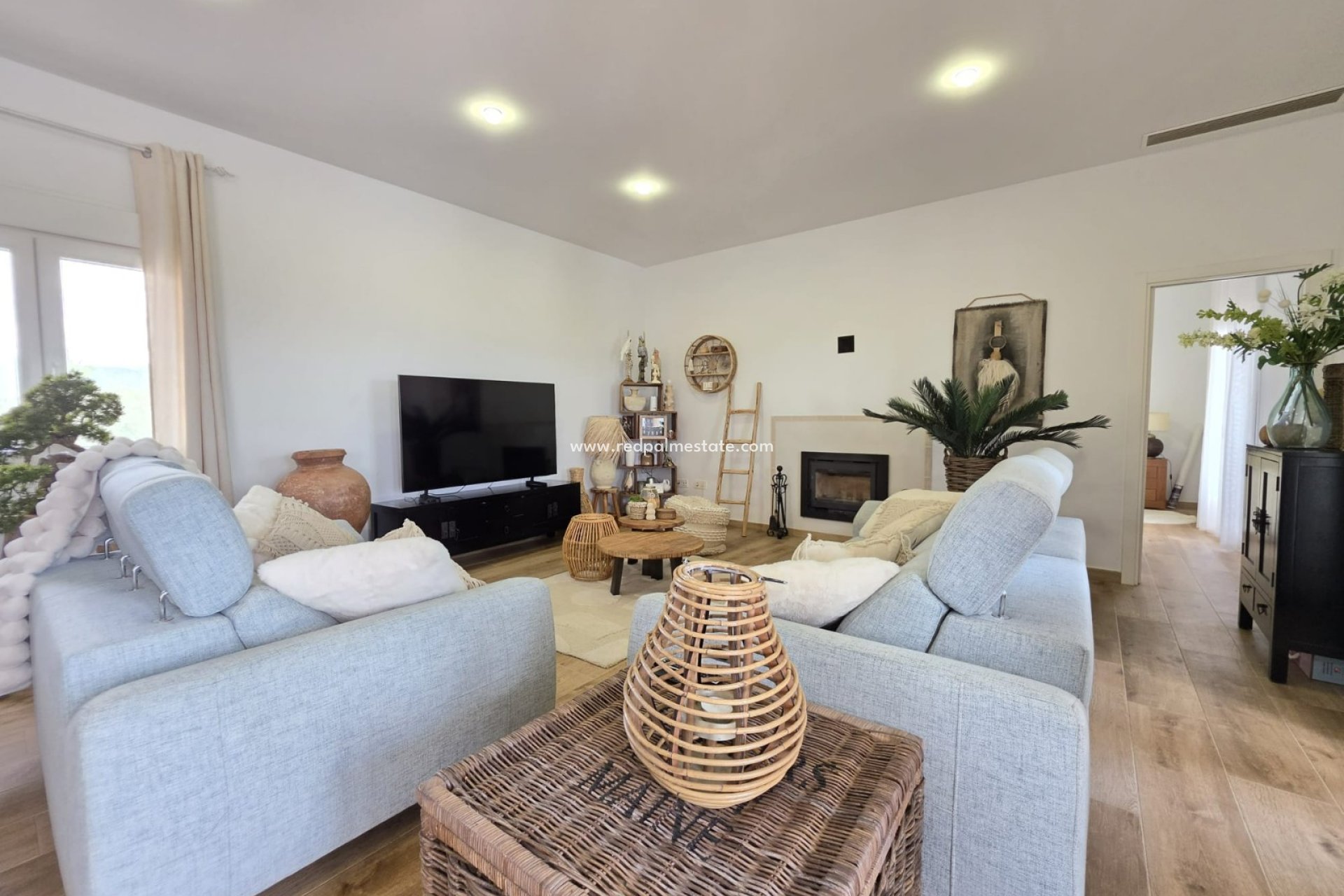 Reventa - Villa -
Pinoso - Inland