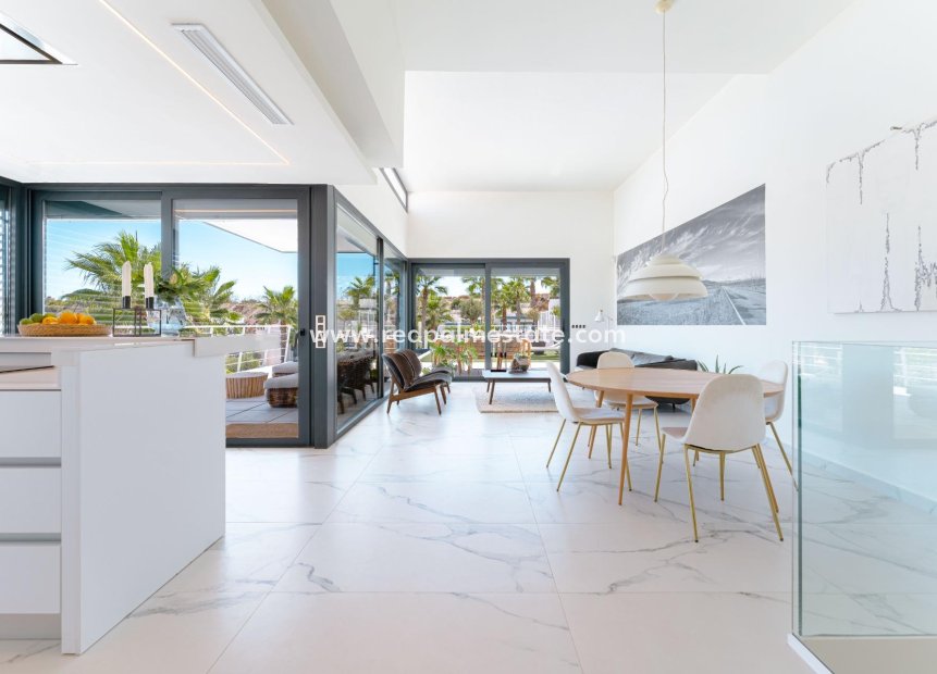 Reventa - Villa -
San Miguel de Salinas - Bellavista