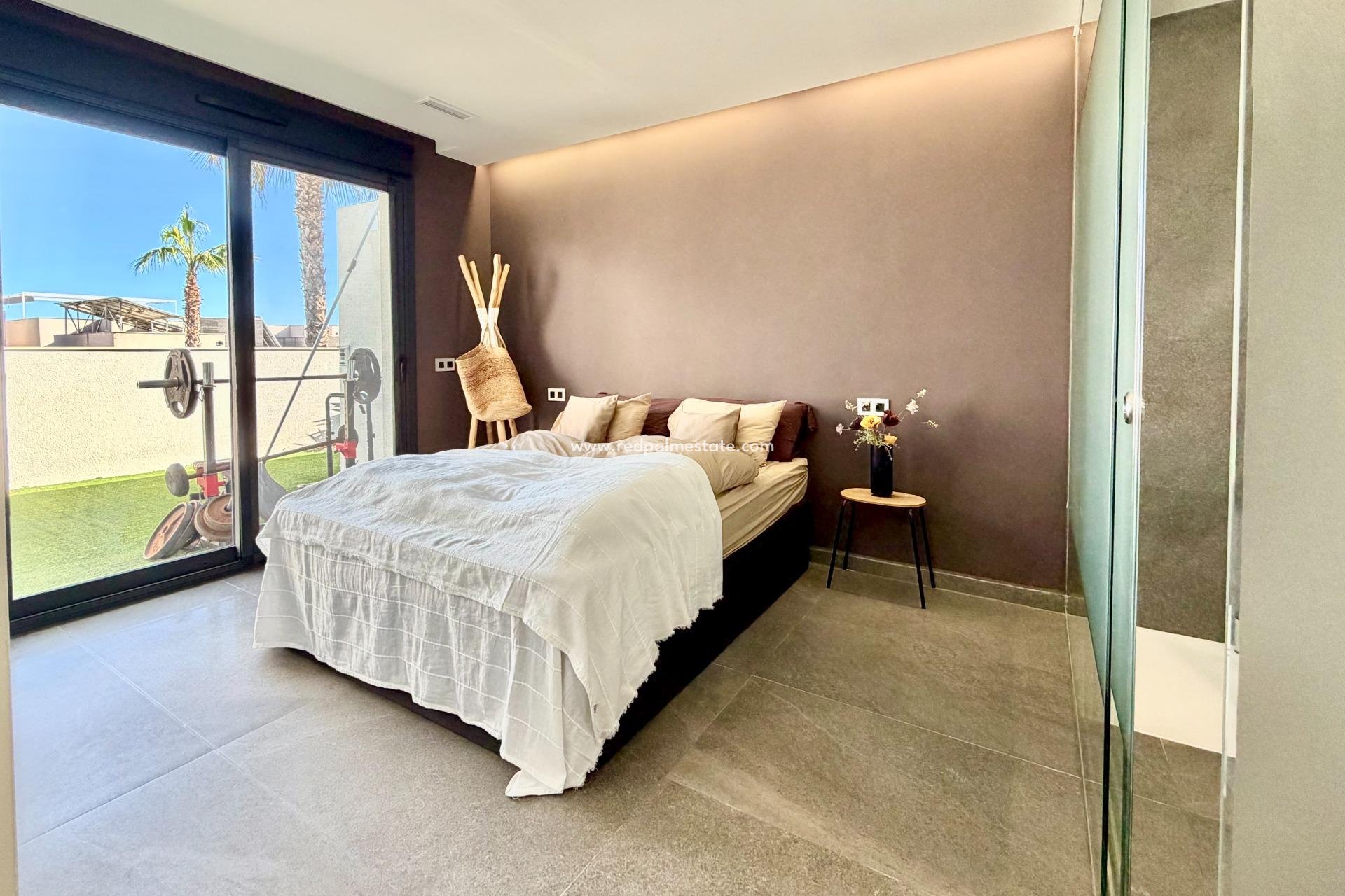 Reventa - Villa -
San Miguel de Salinas - Bellavista