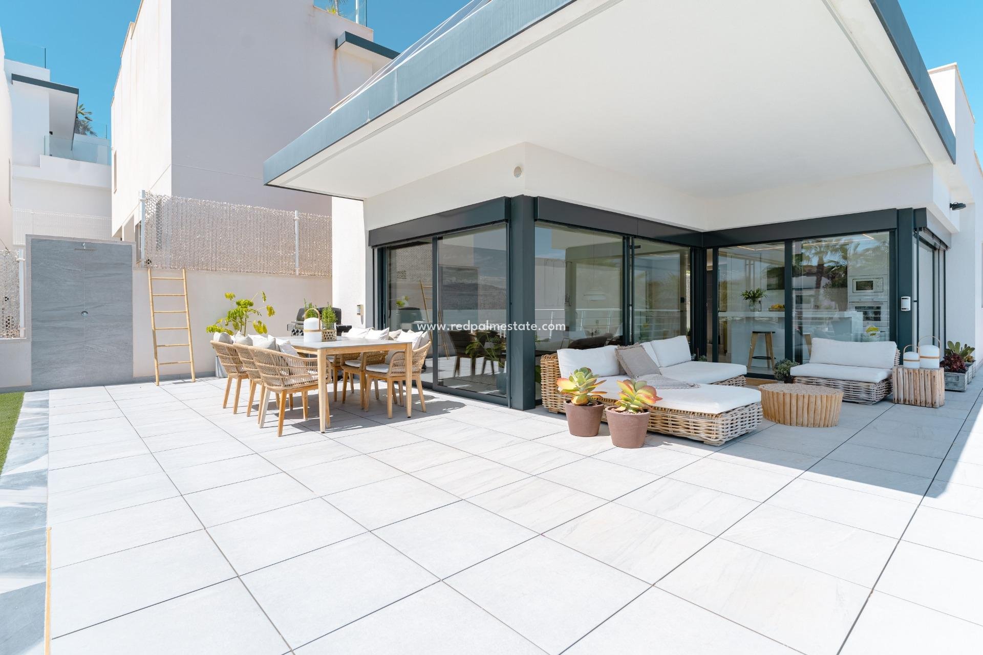 Reventa - Villa -
San Miguel de Salinas - Bellavista