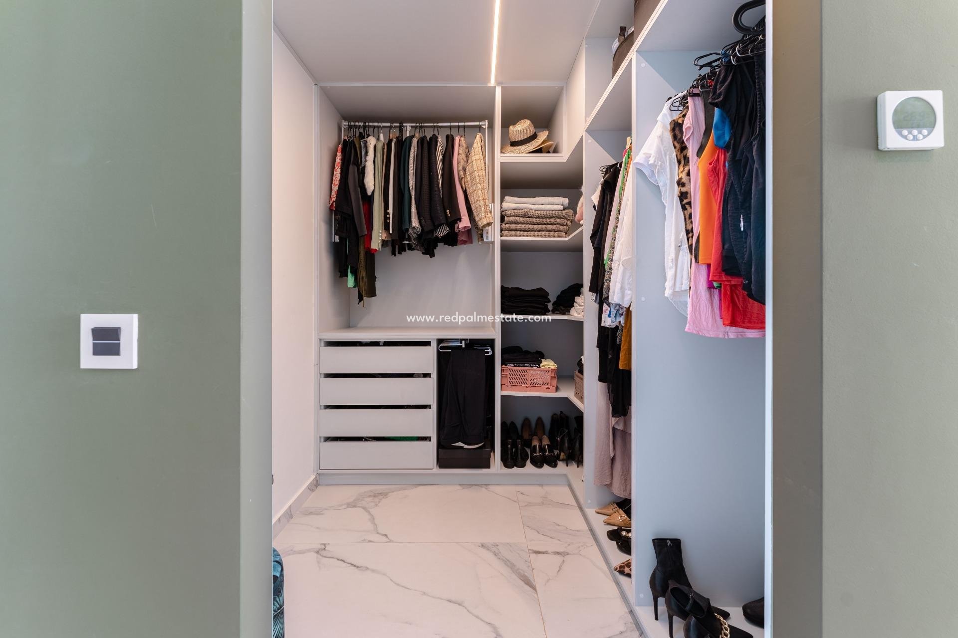 Reventa - Villa -
San Miguel de Salinas - Bellavista