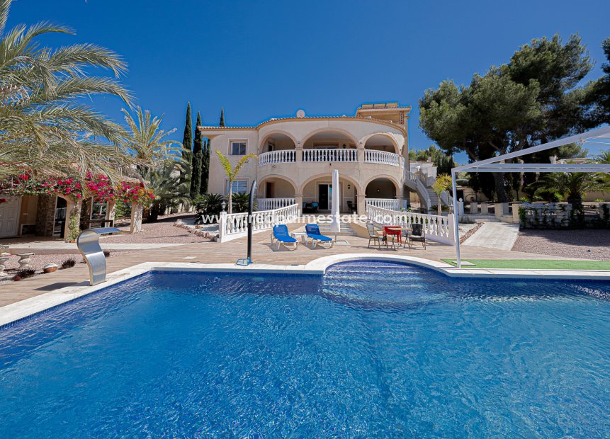 Reventa - Villa -
San Miguel de Salinas - Las Communicaciones