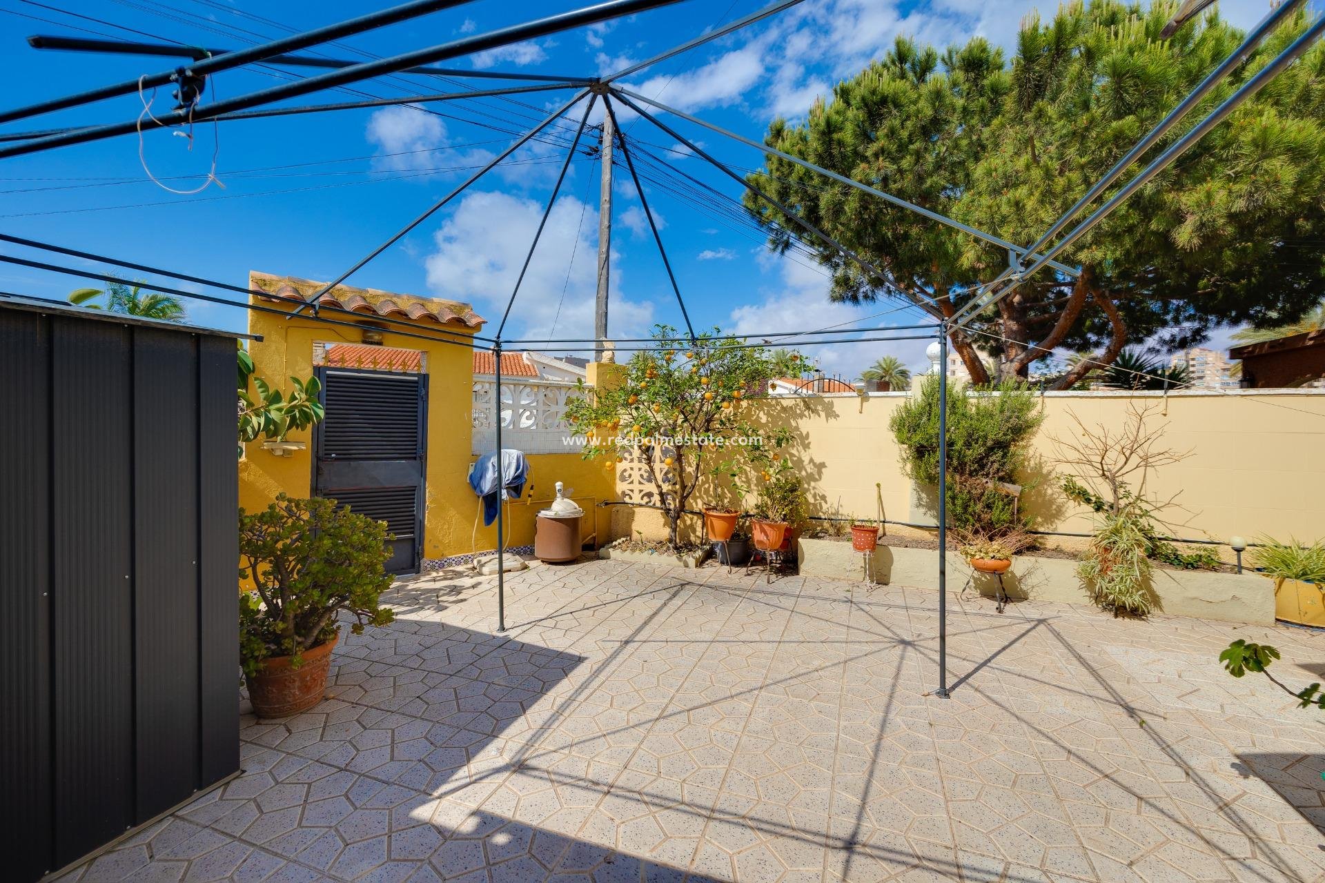 Reventa - Villa -
Torrevieja - Playa de los Locos