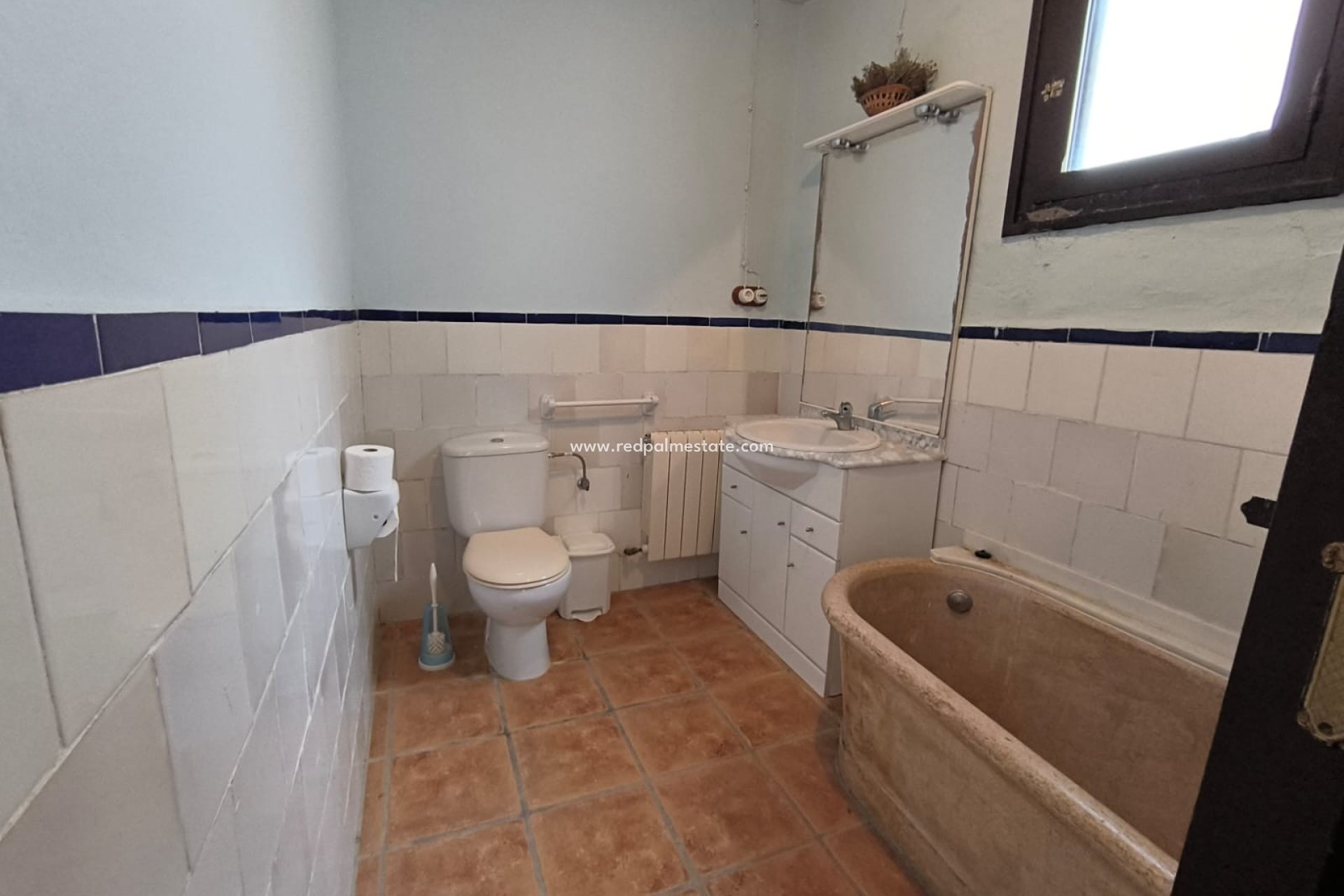 Revente - Entreprise -
Banyeres De Mariola - Inland