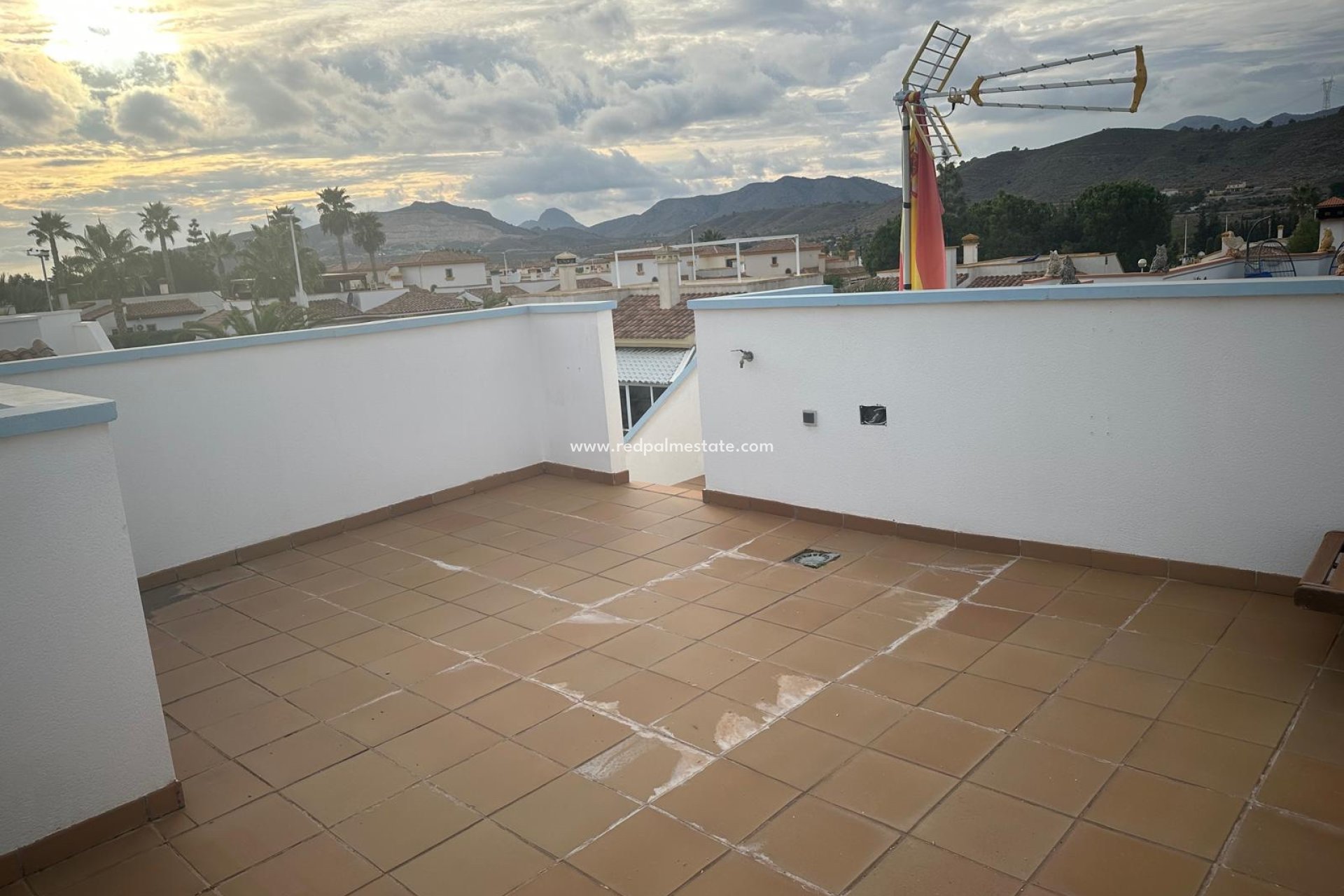 Revente - Villa -
Hondón de las Nieves - Inland